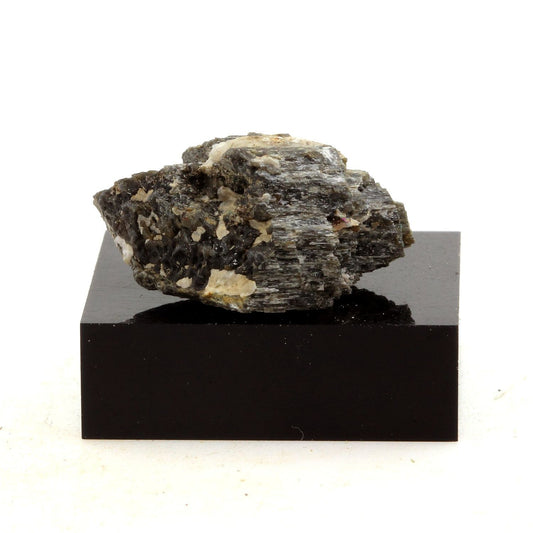 Acmite minéral. 44.81 carats. En provenance de Mont Saint-Hilaire, Québec, Canada.