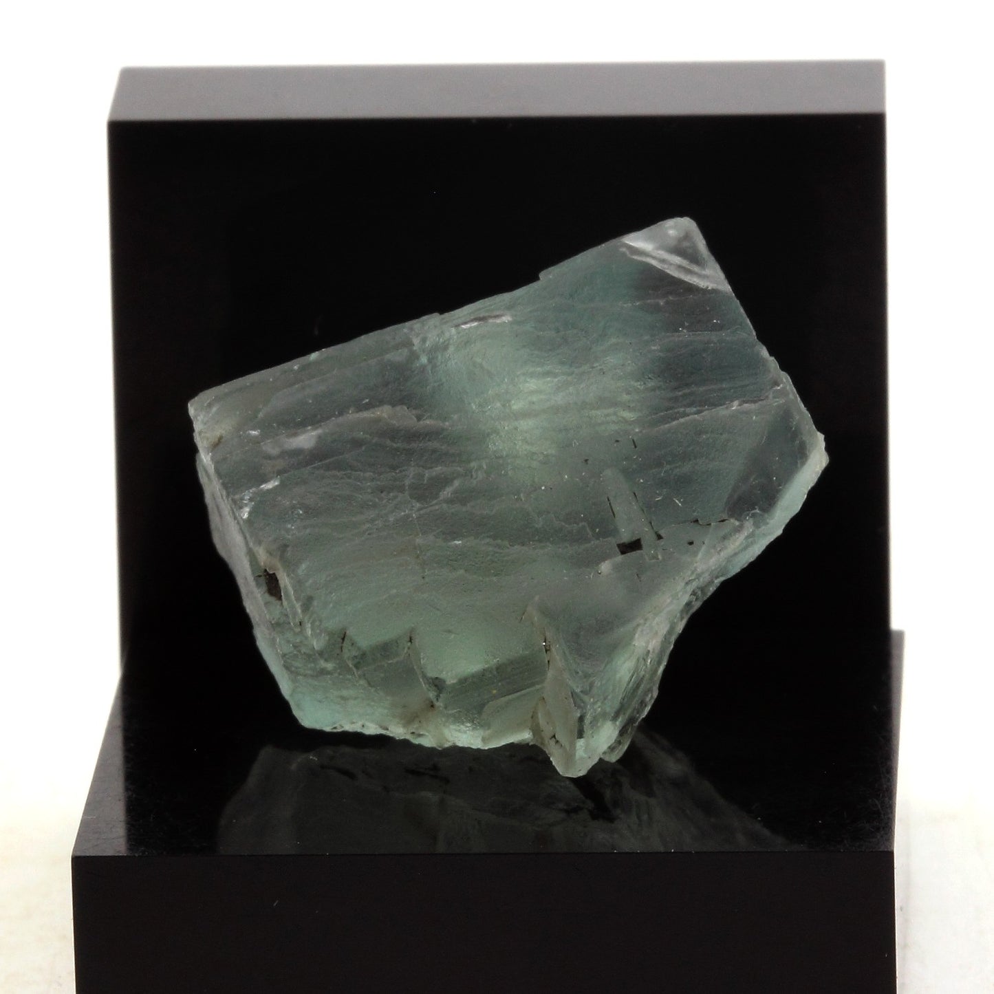 Fluorite verte. 61.9 carats. Massif des Aravis, Haute-Savoie, France