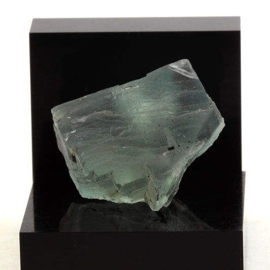 Fluorite verte. 61.9 carats. Massif des Aravis, Haute-Savoie, France