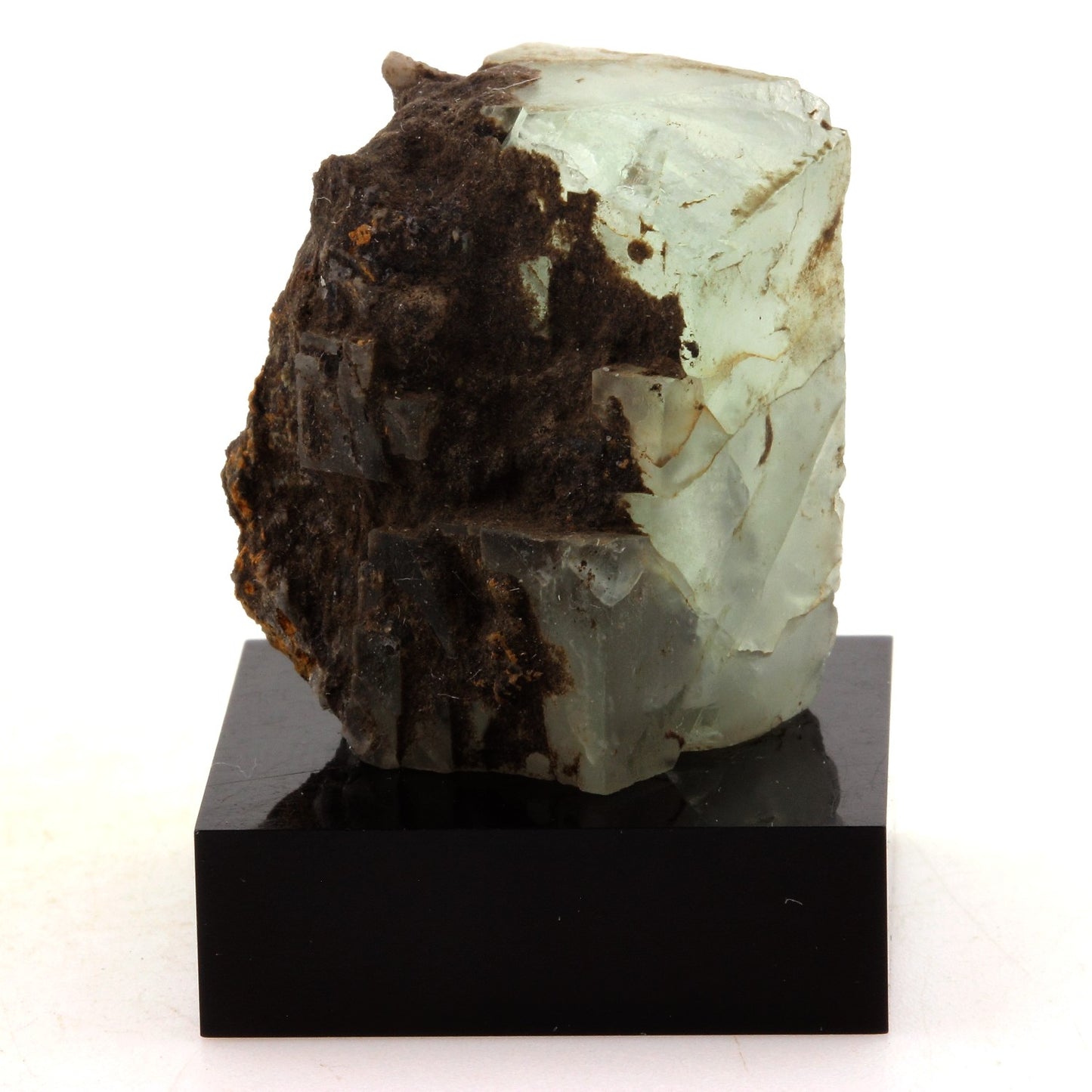 Fluorite verte. 140.5 carats. Massif des Aravis, Haute-Savoie, France