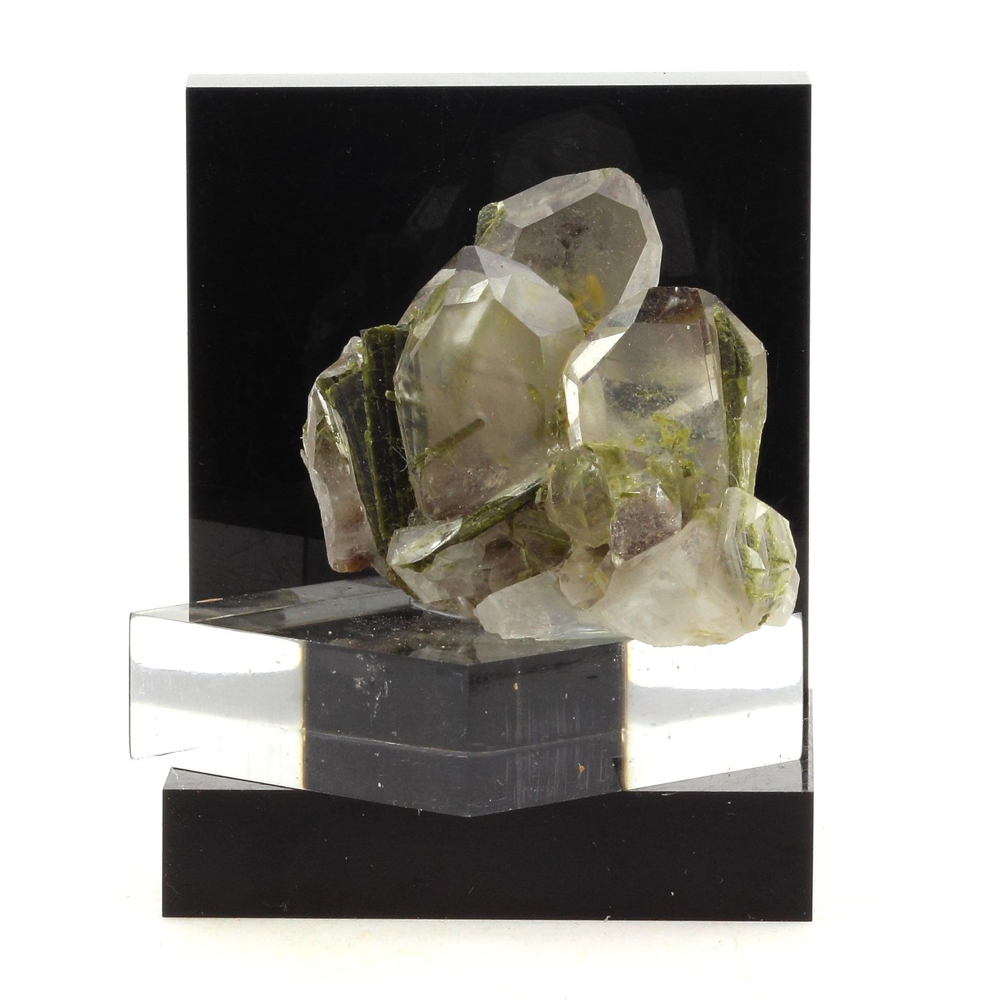 Quartz + Epidote. 296.2 carats. Caetité, Bahia, Brésil