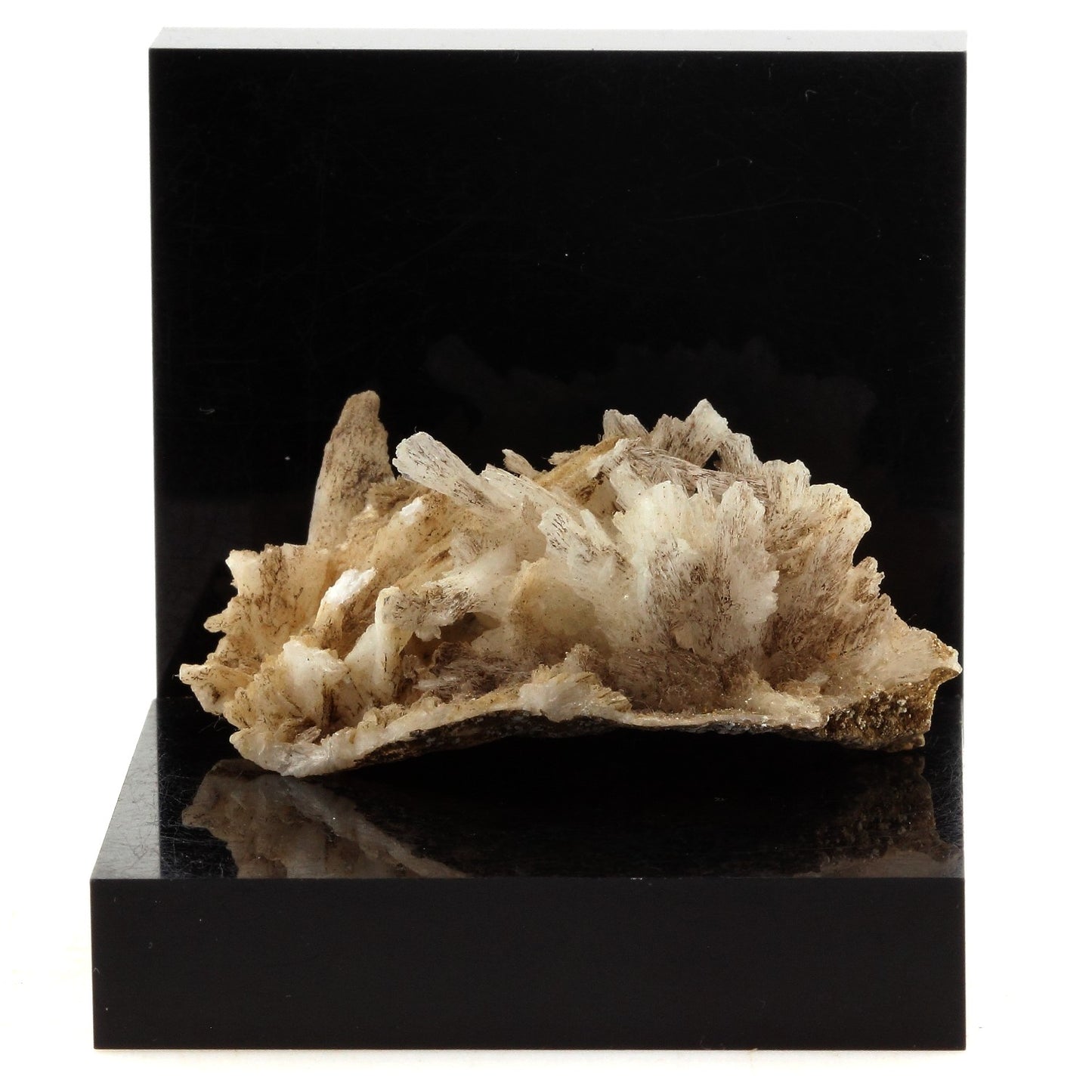Aragonite. 76.6 carats. Mine de Batère, Pyrénées-Orientales, France