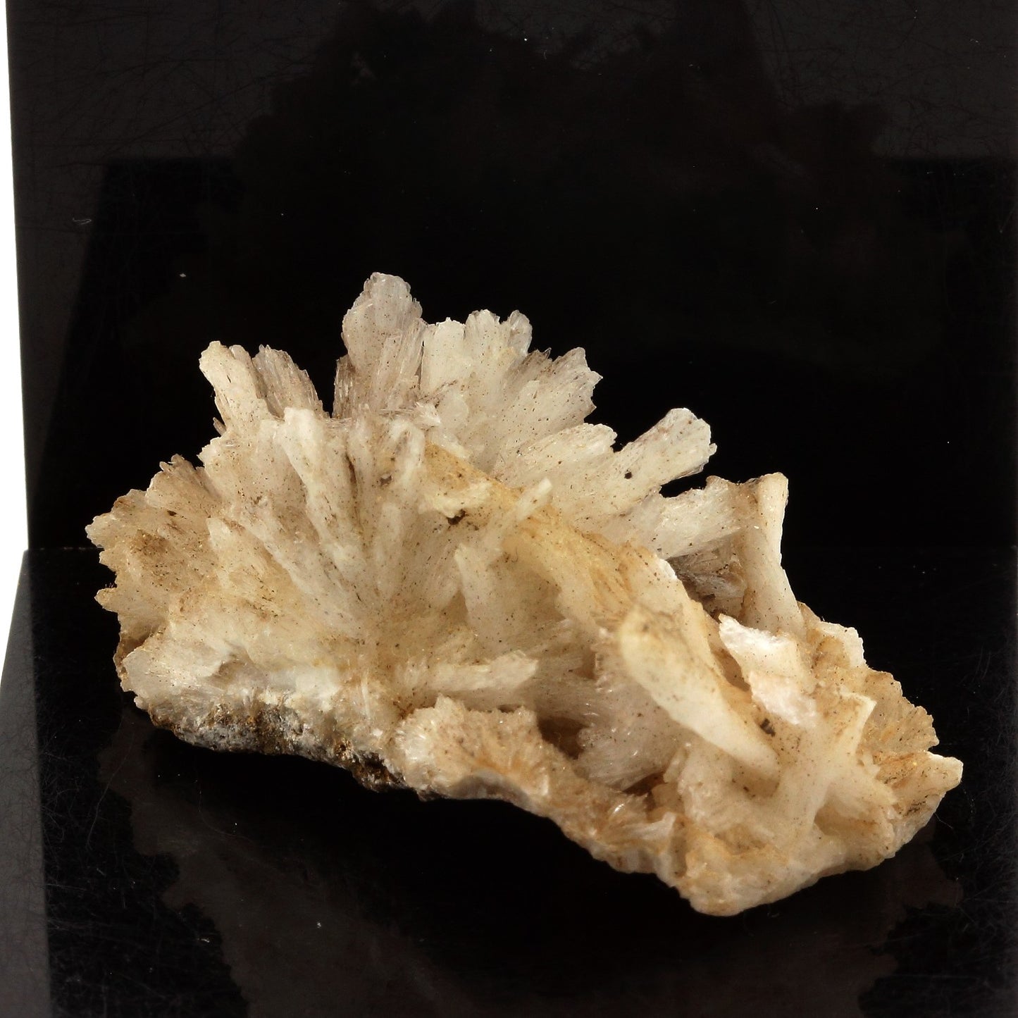 Aragonite. 76.6 carats. Mine de Batère, Pyrénées-Orientales, France