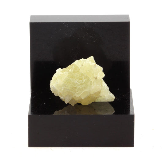 Calcite. 15.0 carats. Wakefield, Québec, Canada