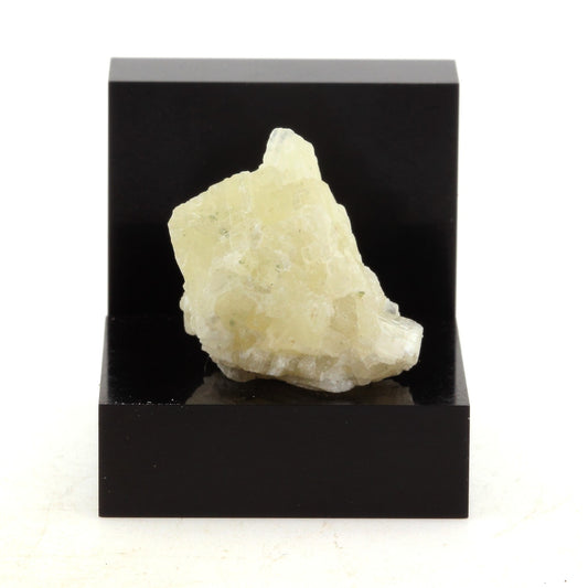 Calcite. 26.5 carats. Wakefield, Québec, Canada