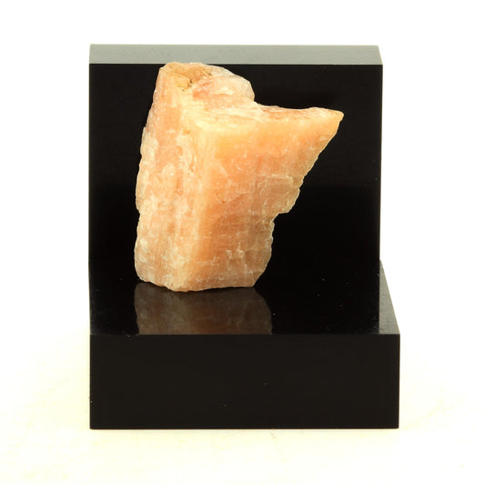Calcite. 14.5 carats. Grenville, Québec, Canada