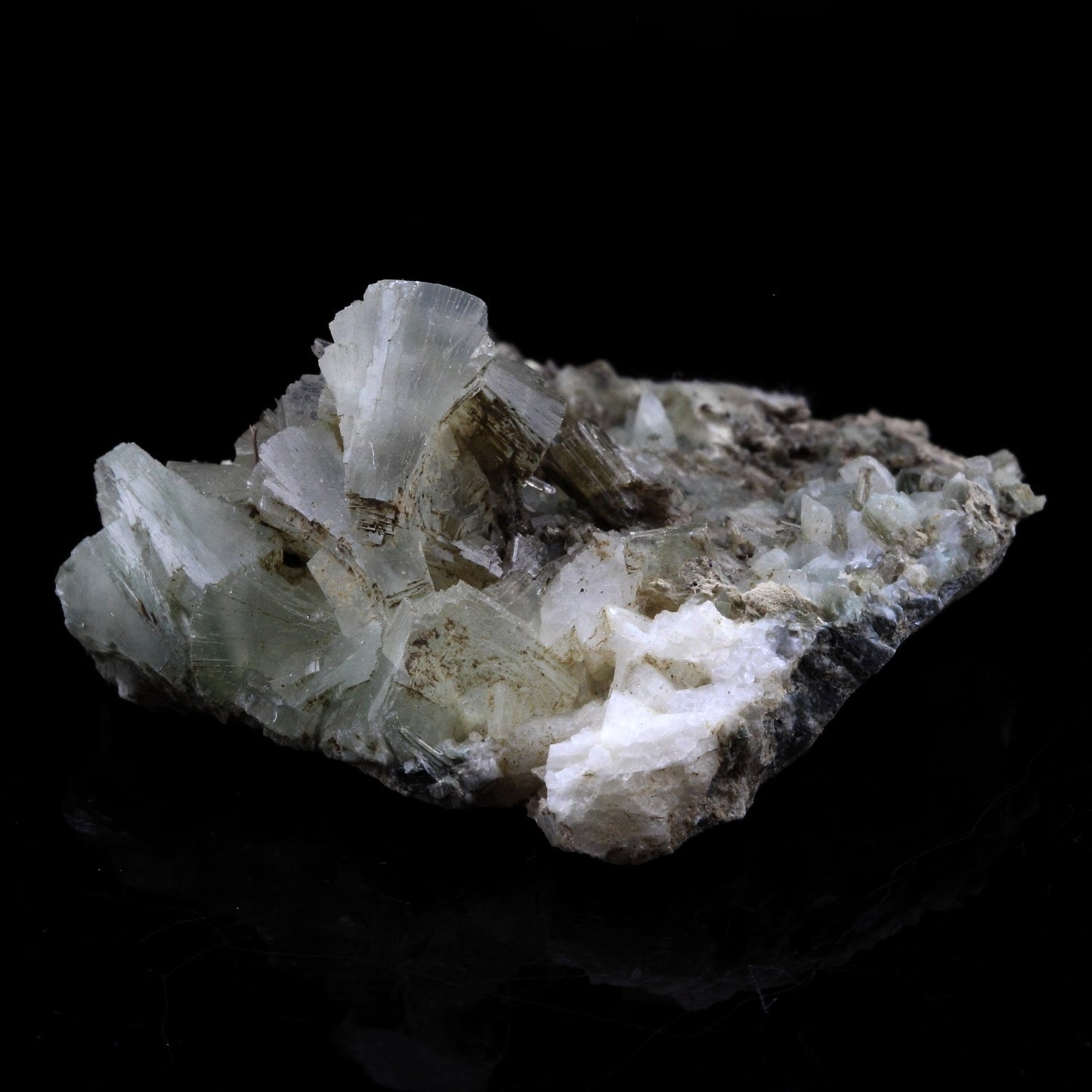 Prehnite + Epidote. 59.8 carats. La Combe de la Selle, Bourg d'Oisans, France