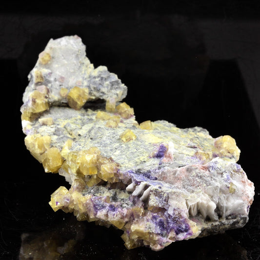 Fluorite jaune + baryte. 411.7 carats. Saint-Péray, Ardèche, France