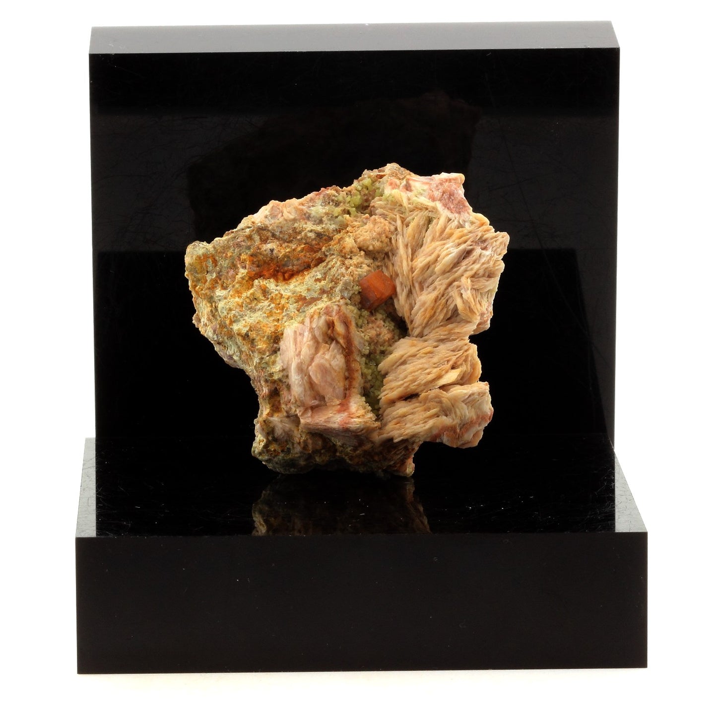 Wulfenite + Baryte. 437.8 carats. Lantignié, France