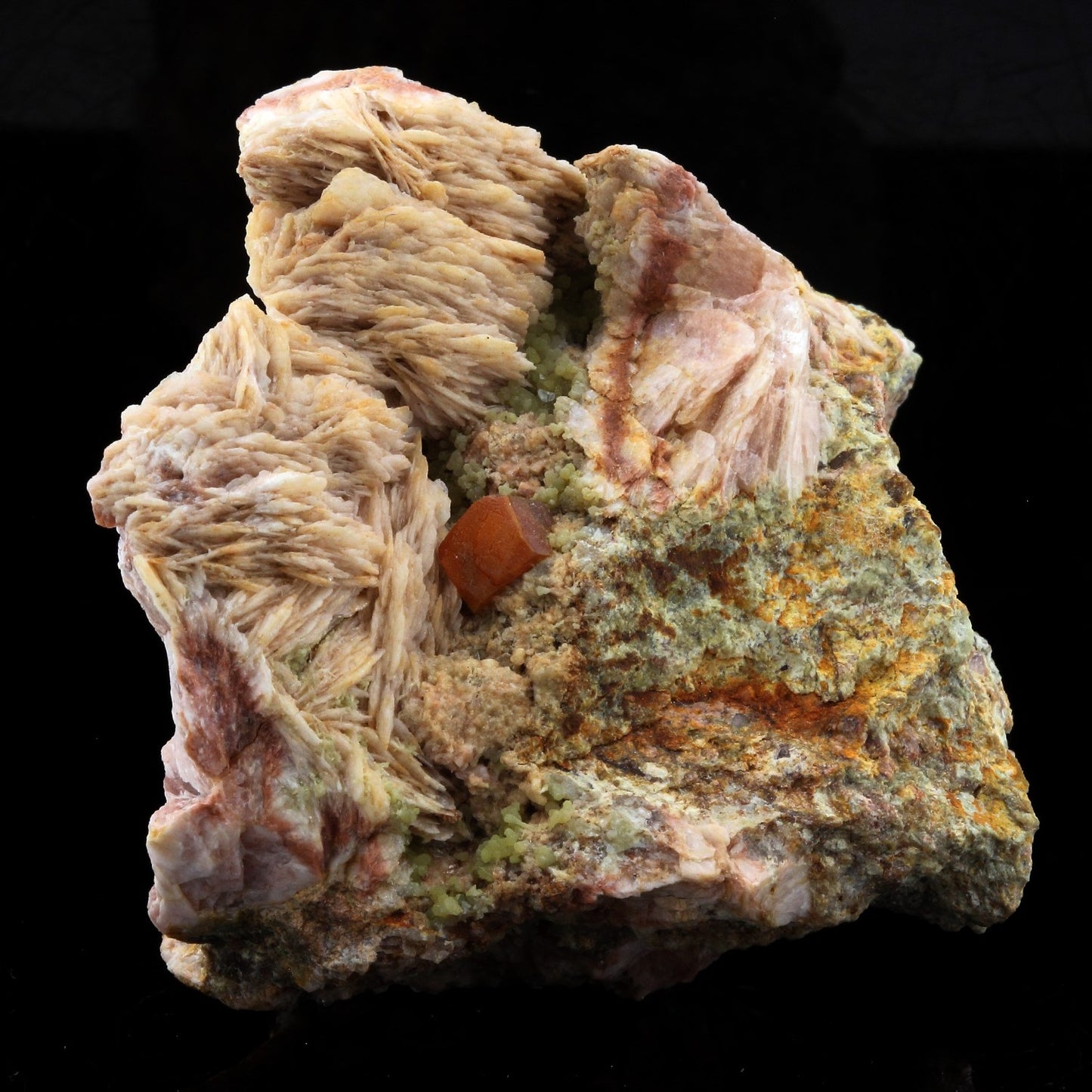 Wulfenite + Baryte. 437.8 carats. Lantignié, France