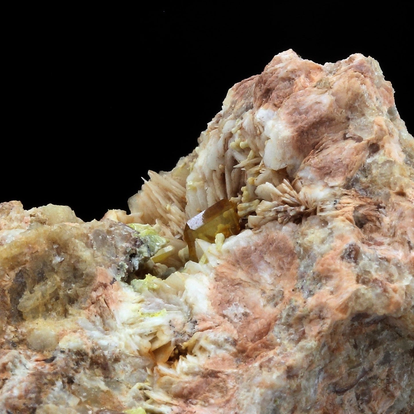 Wulfenite + Baryte. 337.3 carats. Lantignié, France