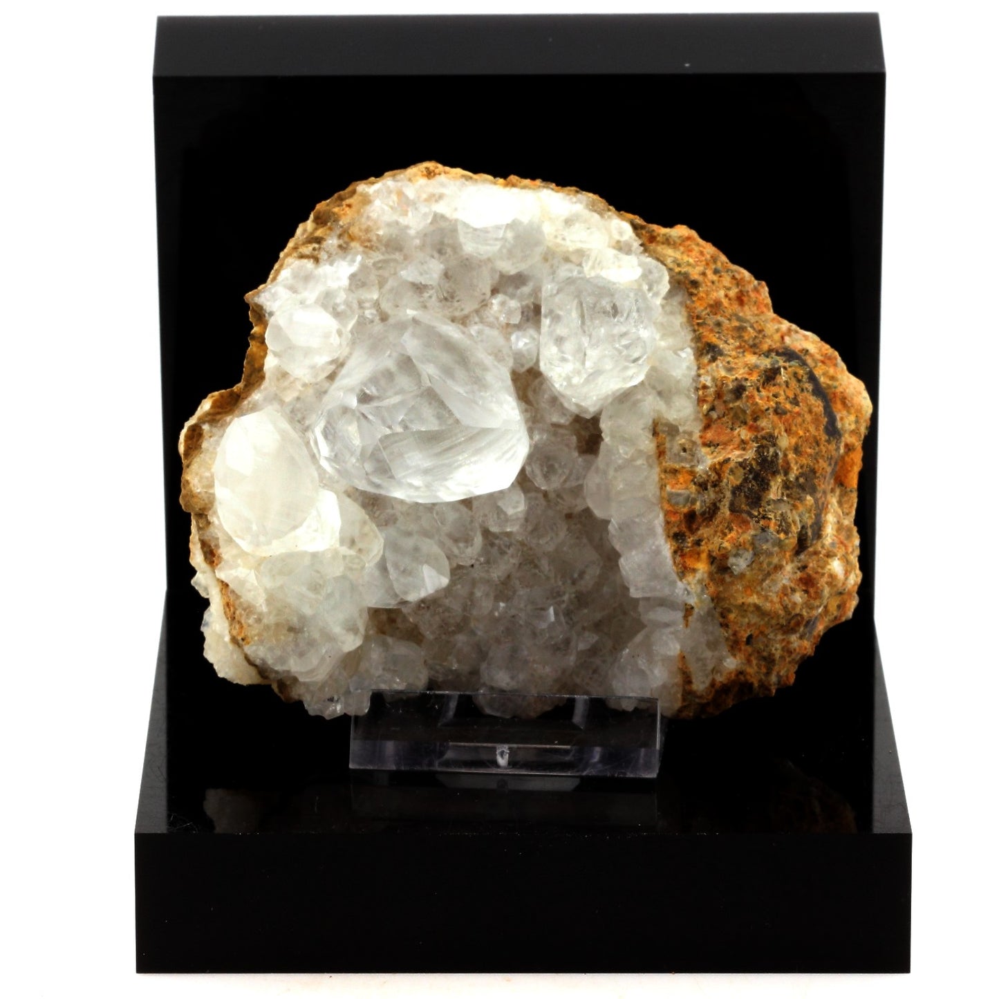 Calcite. 1040.0 carats. Pau. France