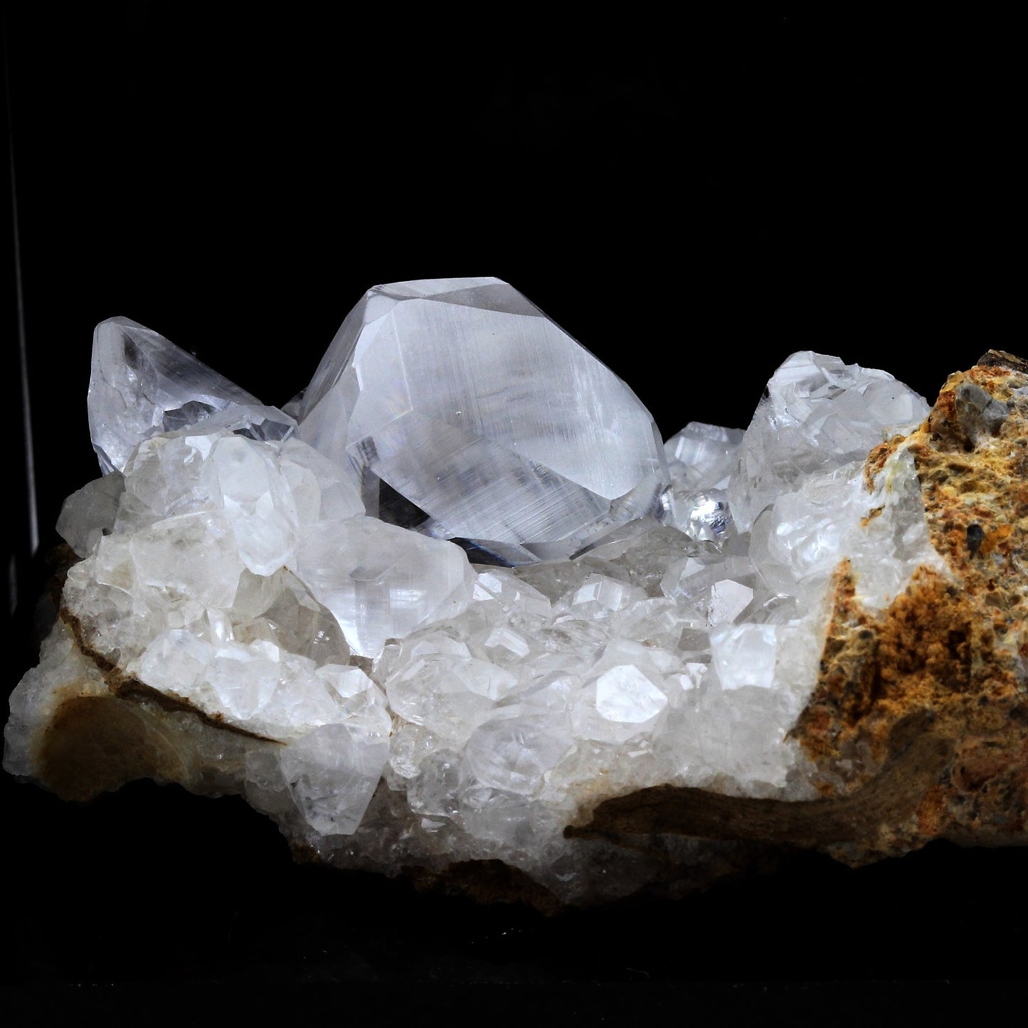 Calcite. 1040.0 carats. Pau. France
