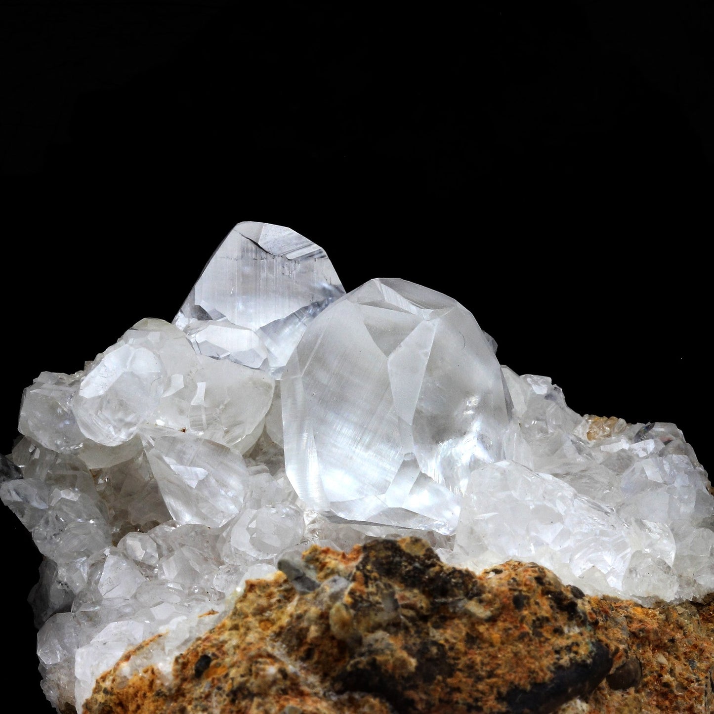 Calcite. 1040.0 carats. Pau. France