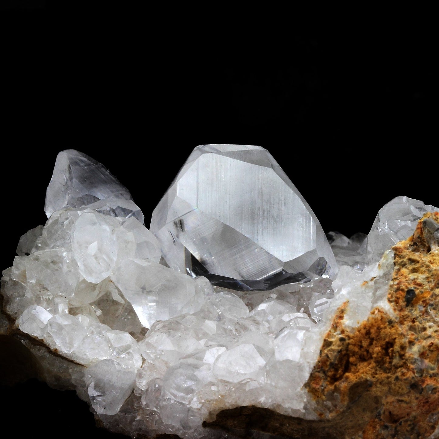 Calcite. 1040.0 carats. Pau. France