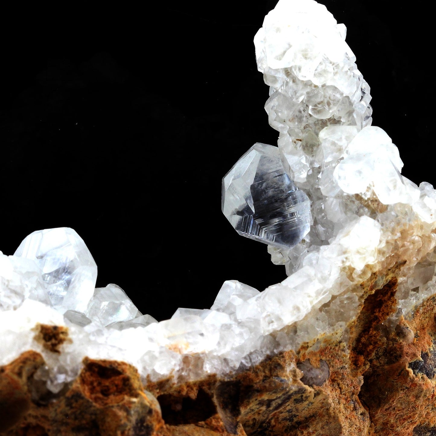 Calcite. 3195.0 carats. Pau. France