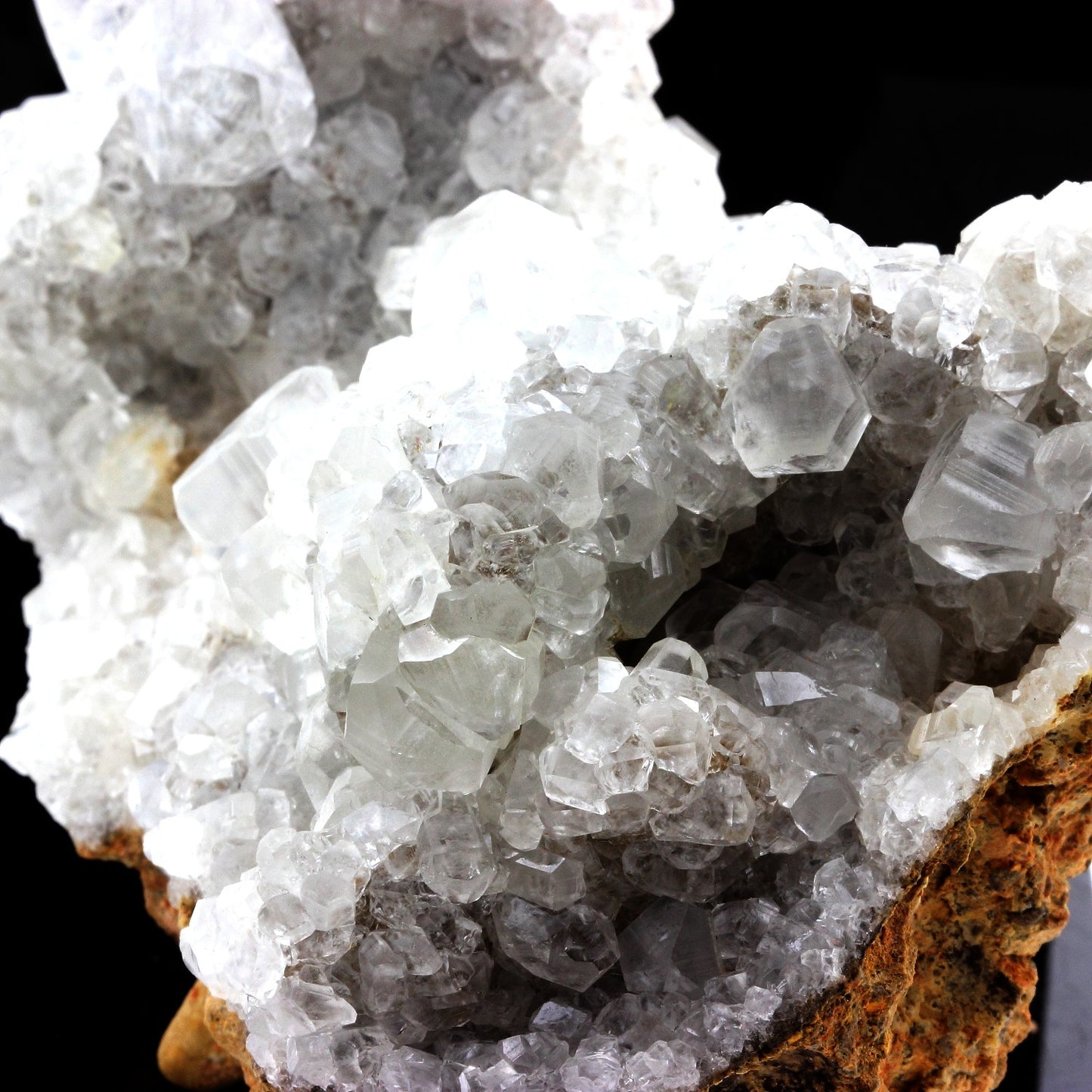 Calcite. 3195.0 carats. Pau. France