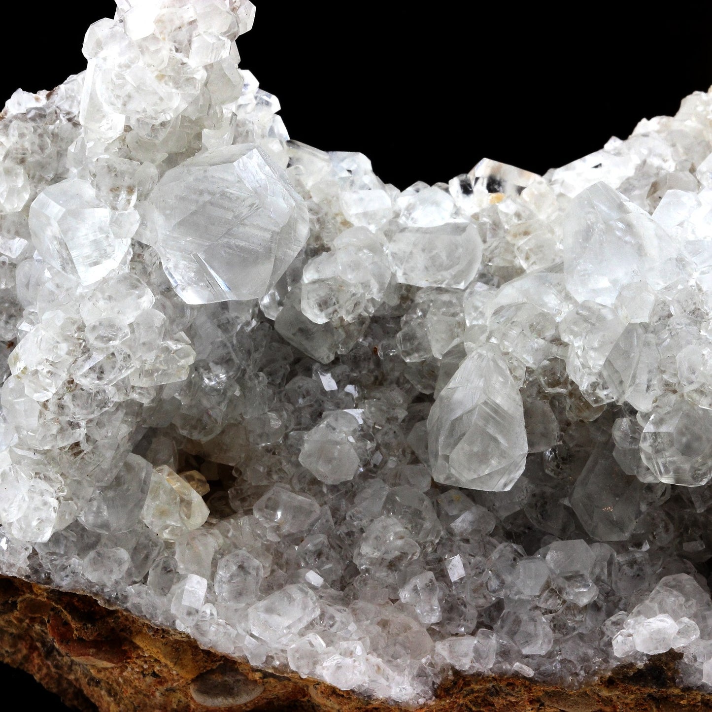 Calcite. 3195.0 carats. Pau. France