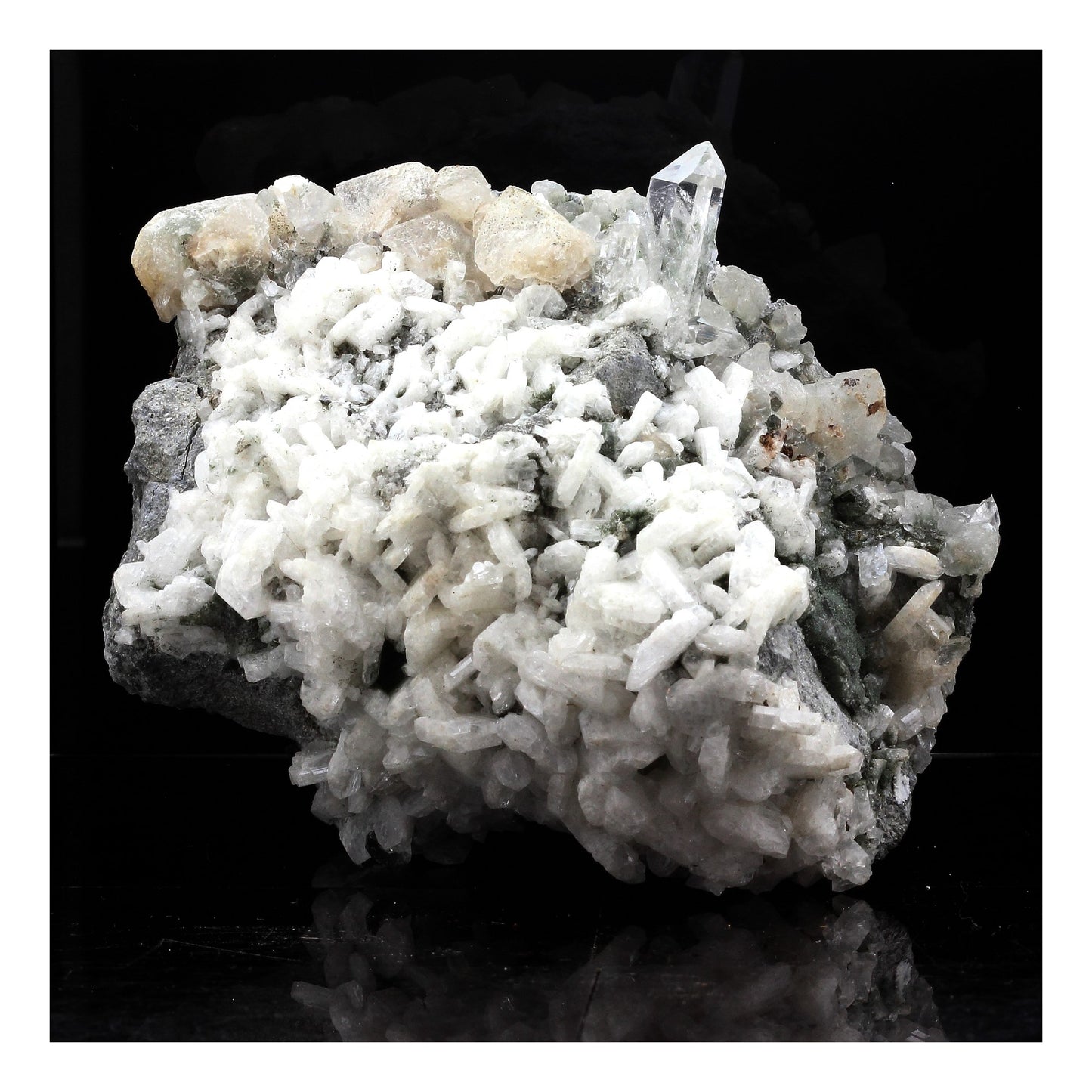 Quartz + Albite + Calcite, 2928.0 carats, Massif des Grandes Rousses, Isère, Auvergne-Rhône-Alpes, France