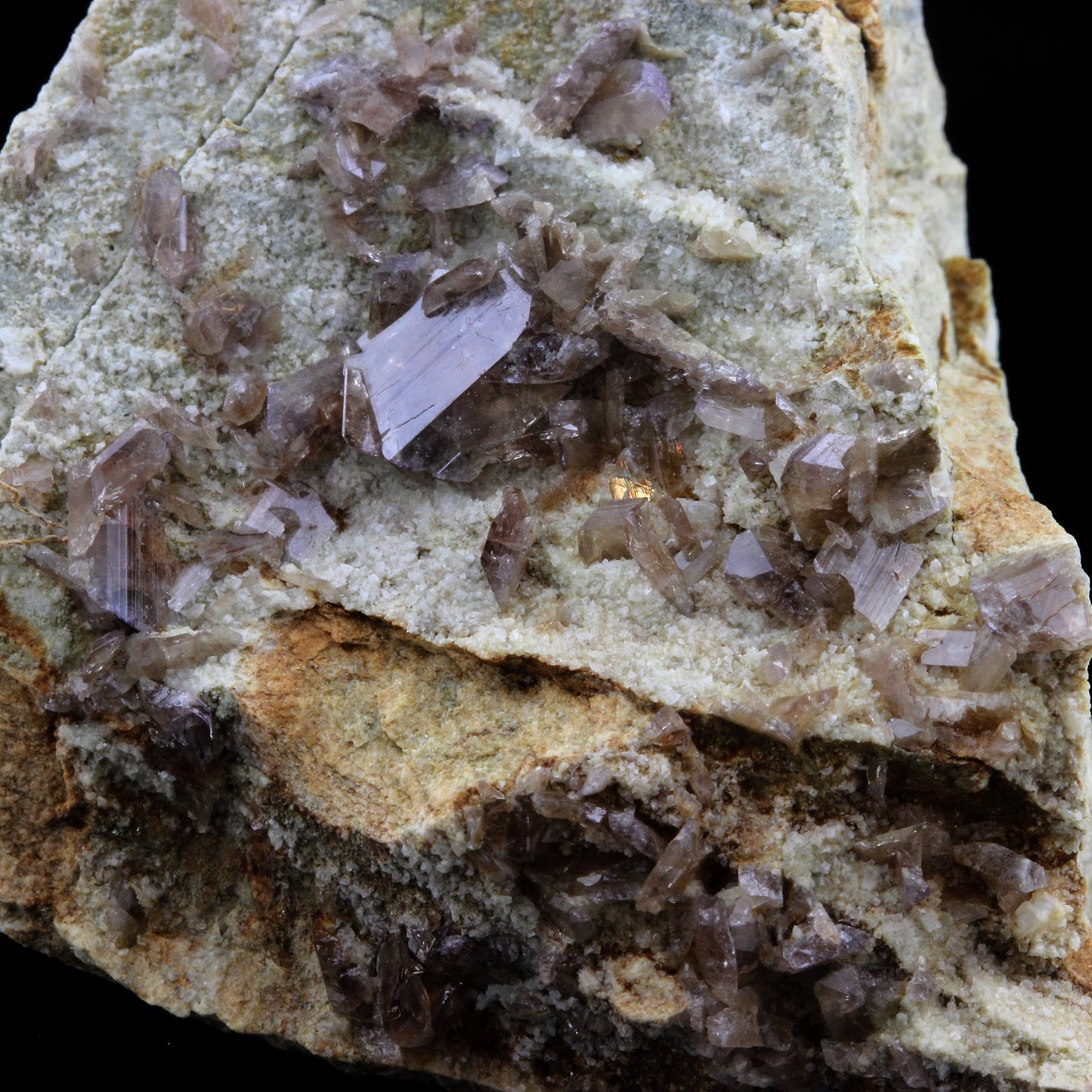 Axinite. 577.5 carats. La Balme d'Auris, Bourg d'Oisans, Isère, France