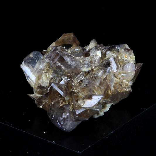 Axinite. 11.5 carats. La Balme d'Auris, Bourg d'Oisans, Isère, France