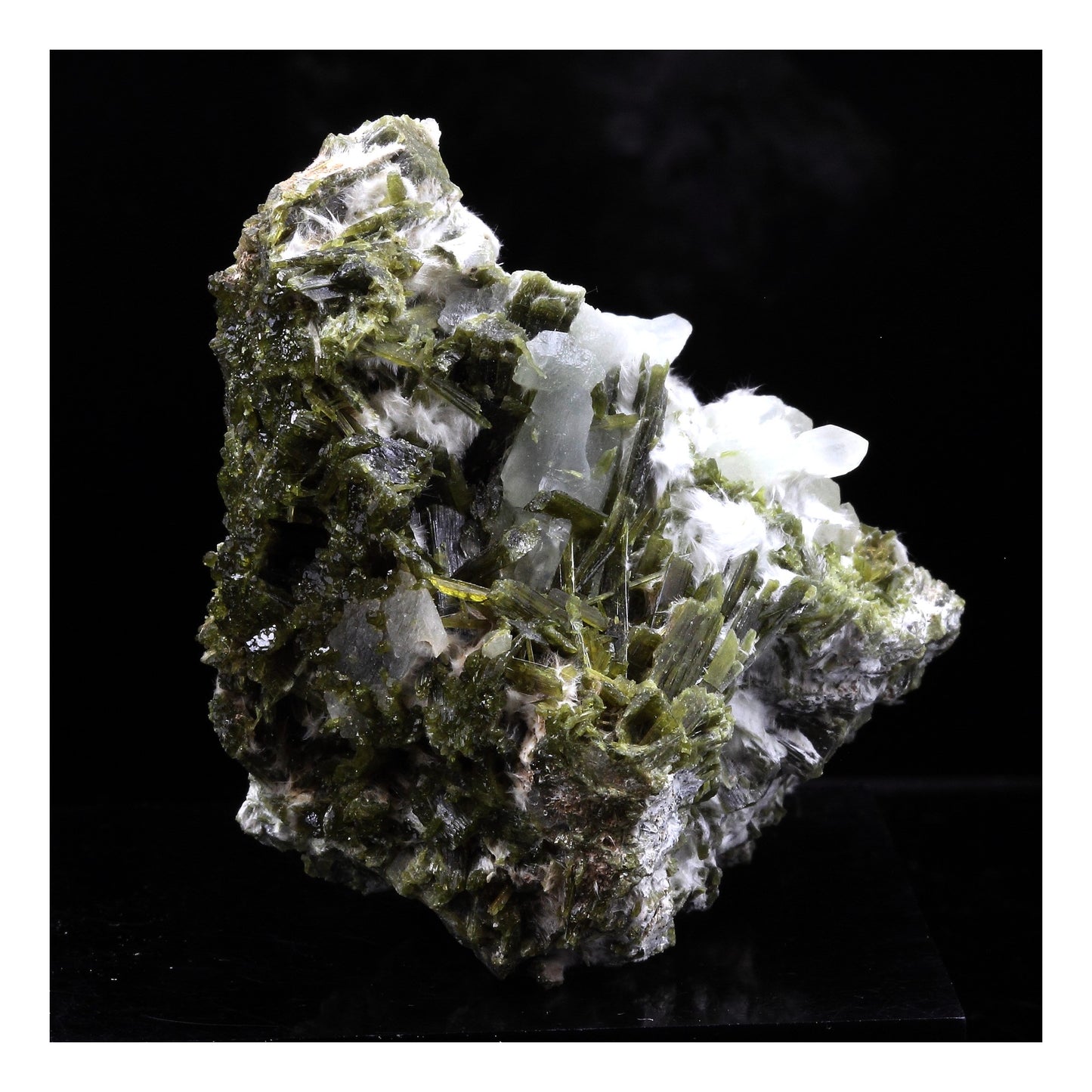 Quartz, Epidote, Byssolite. 272.5 carats. Chamrousse, Belledonne, Isère, France