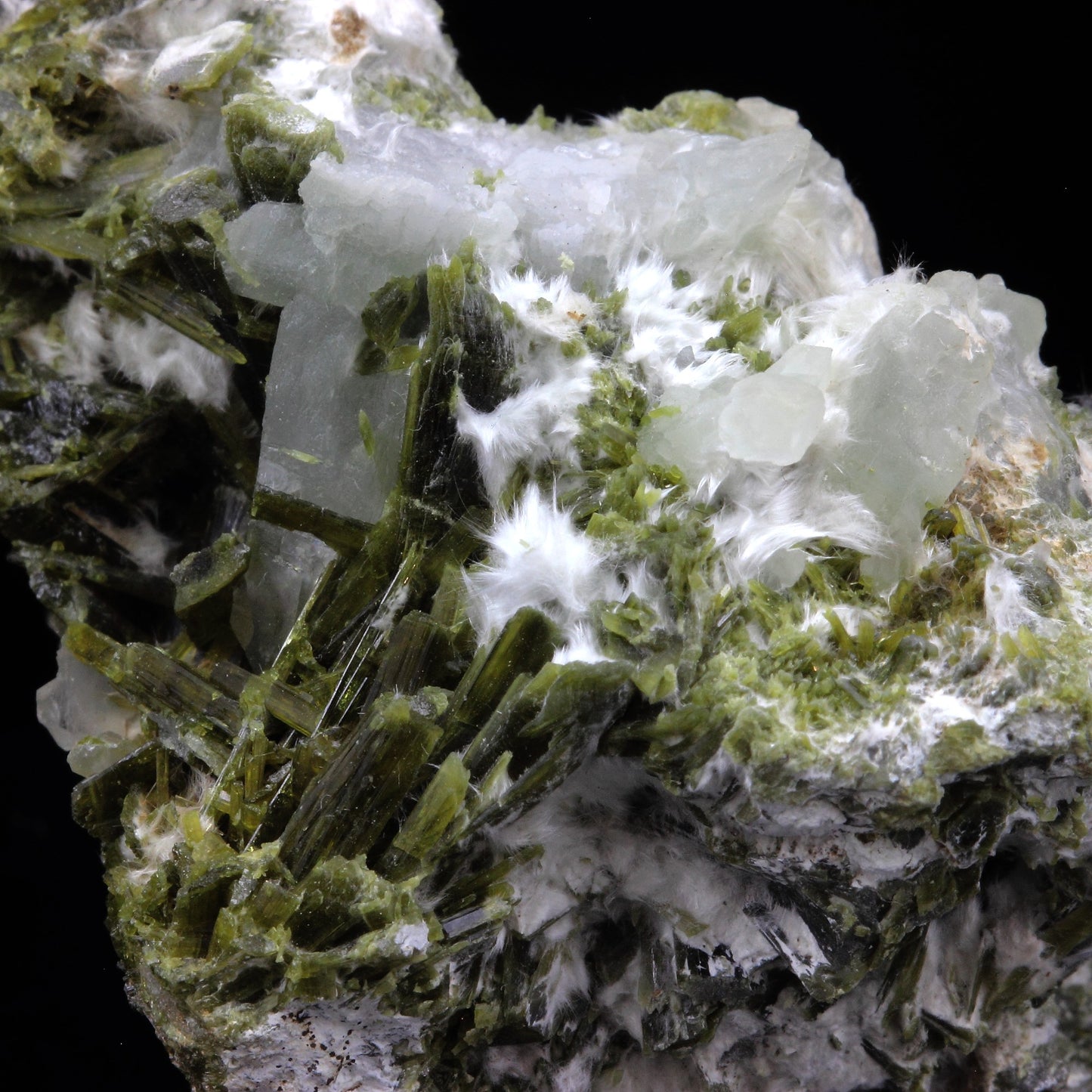 Quartz, Epidote, Byssolite. 272.5 carats. Chamrousse, Belledonne, Isère, France