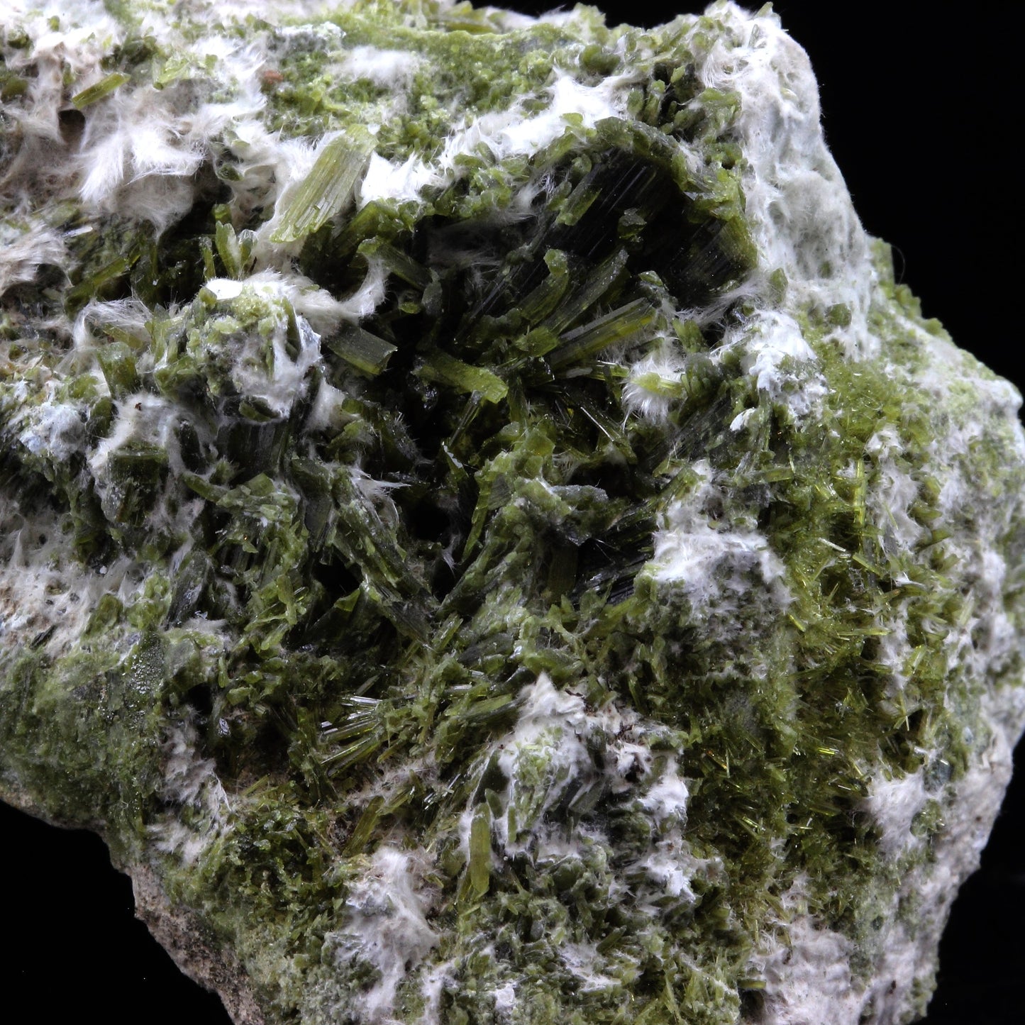 Epidote, Byssolite. 690.0 carats. Chamrousse, Belledonne, Isère, France