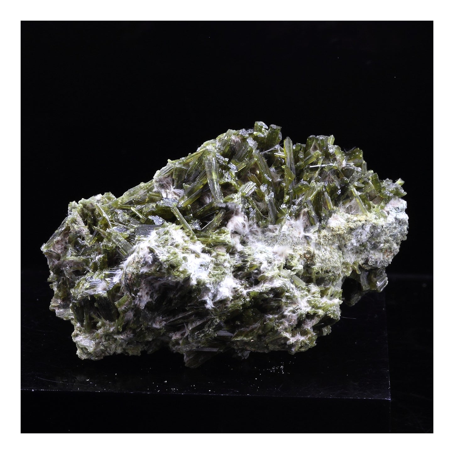 Epidote, Byssolite. 155.0 carats. Chamrousse, Belledonne, Isère, France