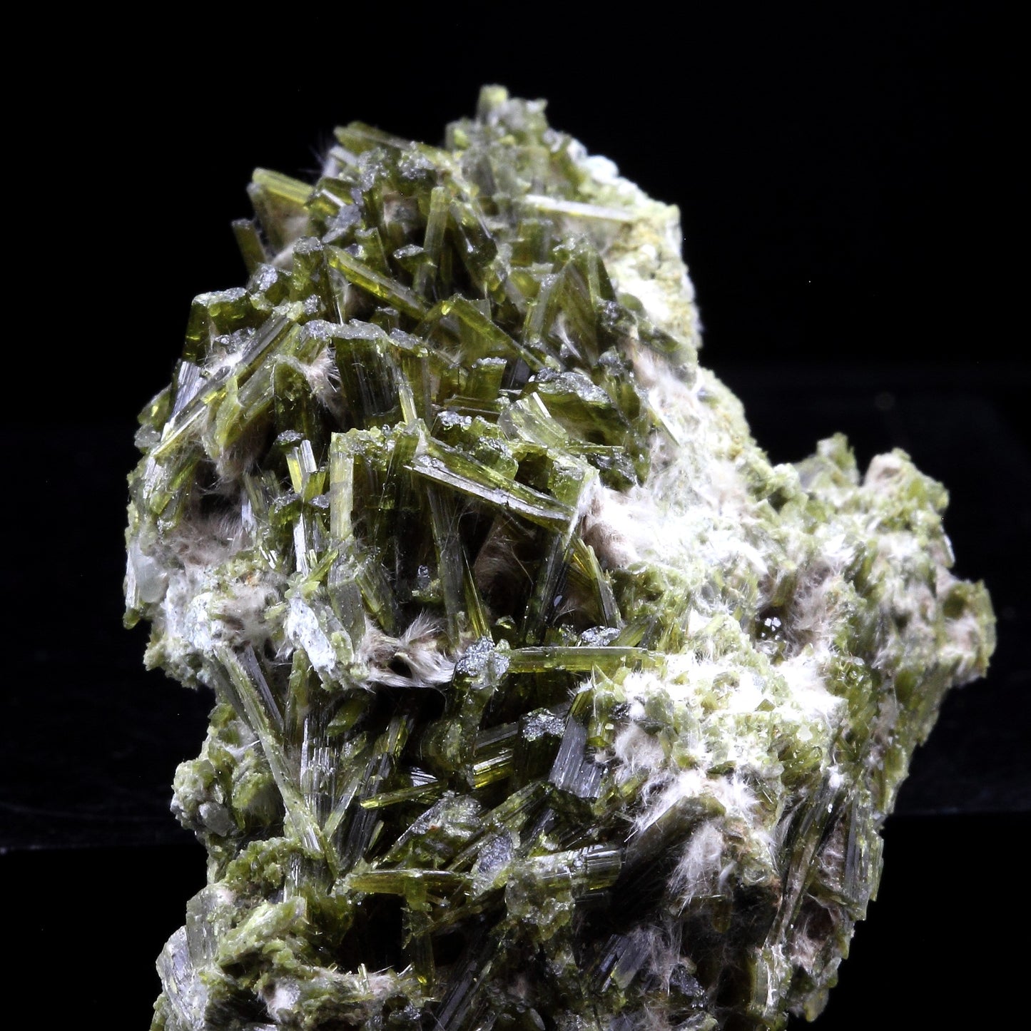 Epidote, Byssolite. 155.0 carats. Chamrousse, Belledonne, Isère, France