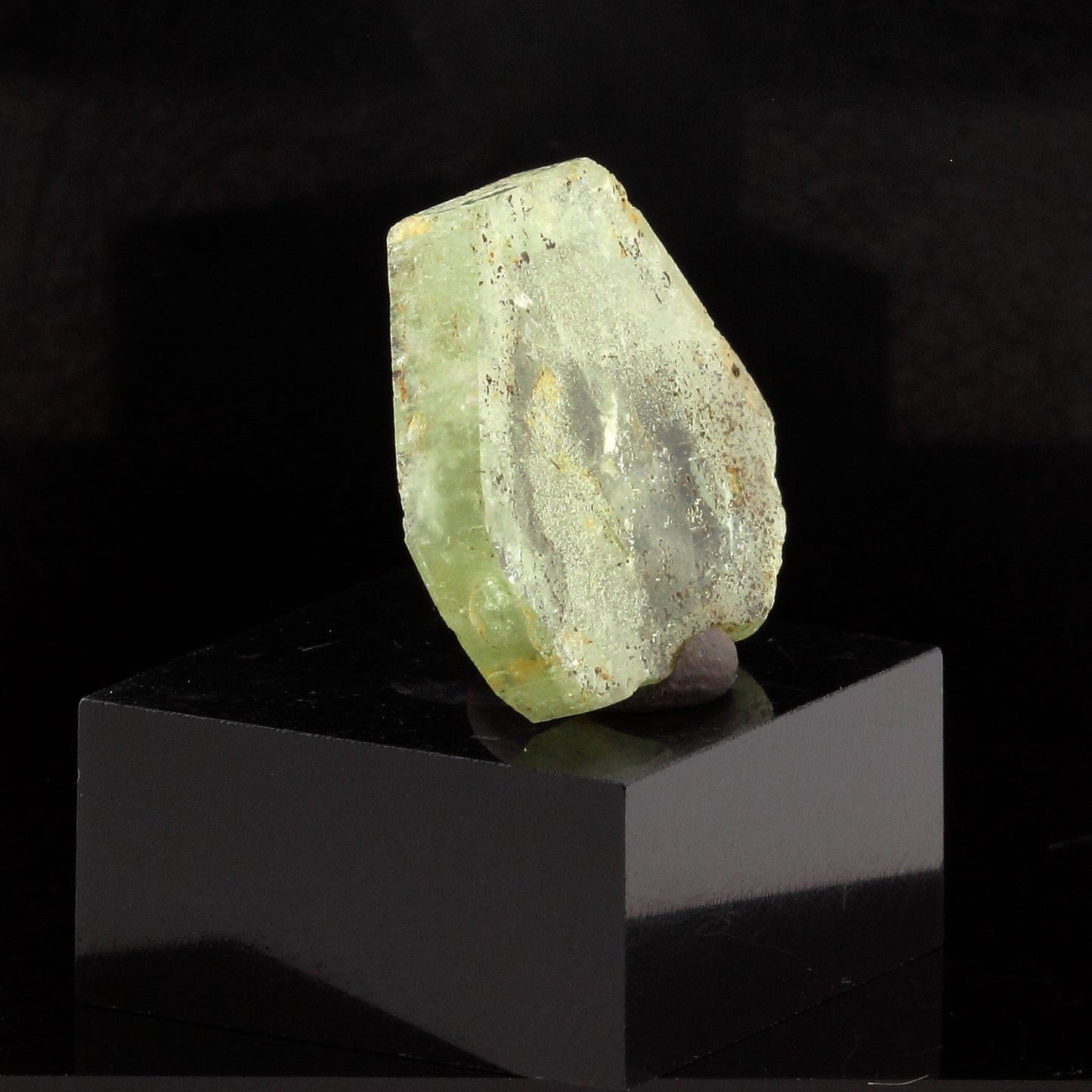 Béryl vert (tranche polie). 8.94 carats. Fitampito, Ikalamavony, Madagascar