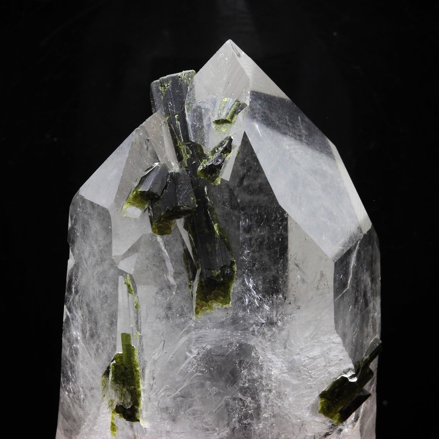 Quartz + Epidote. 450.5 carats. Caetité, Bahia, Brésil