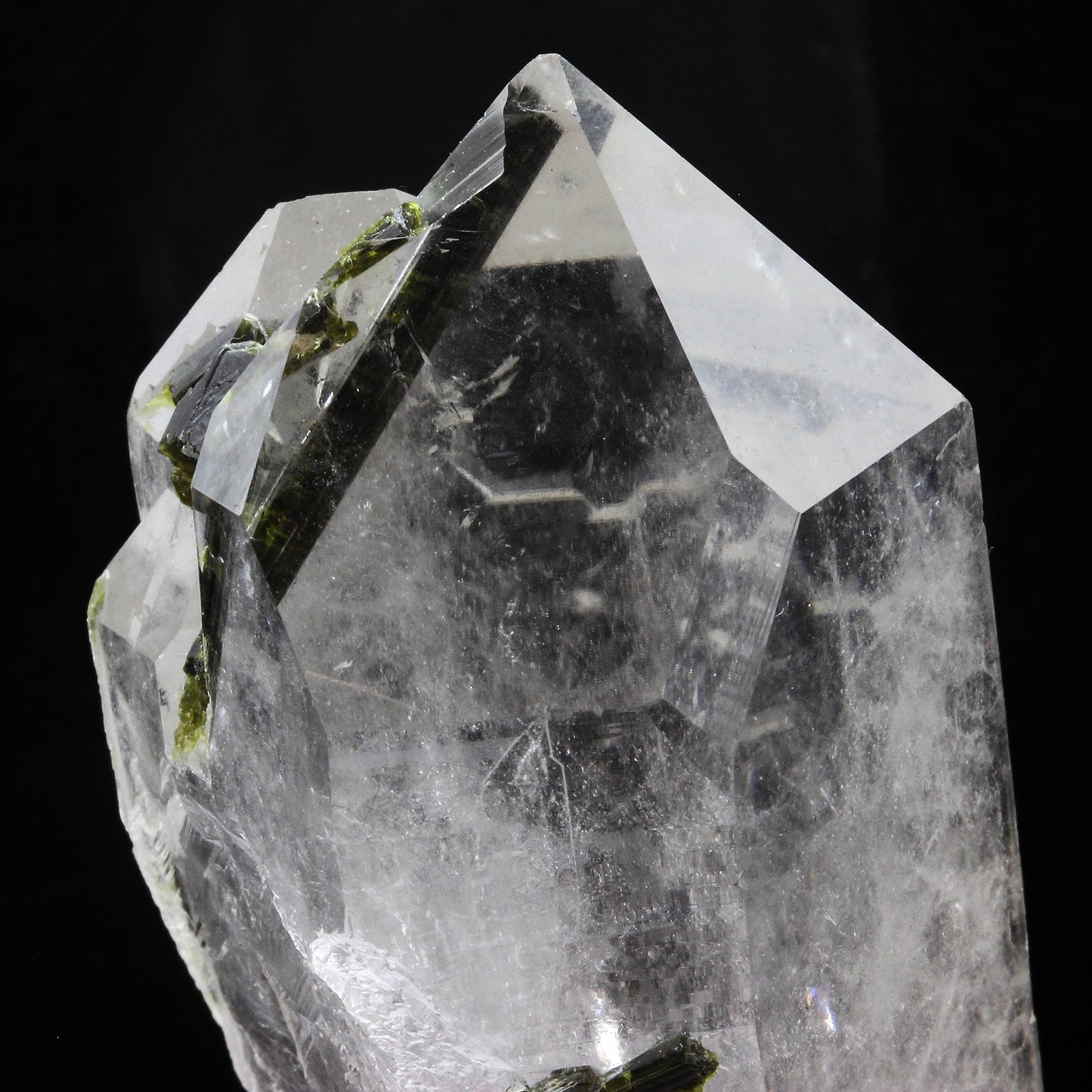 Quartz + Epidote. 450.5 carats. Caetité, Bahia, Brésil