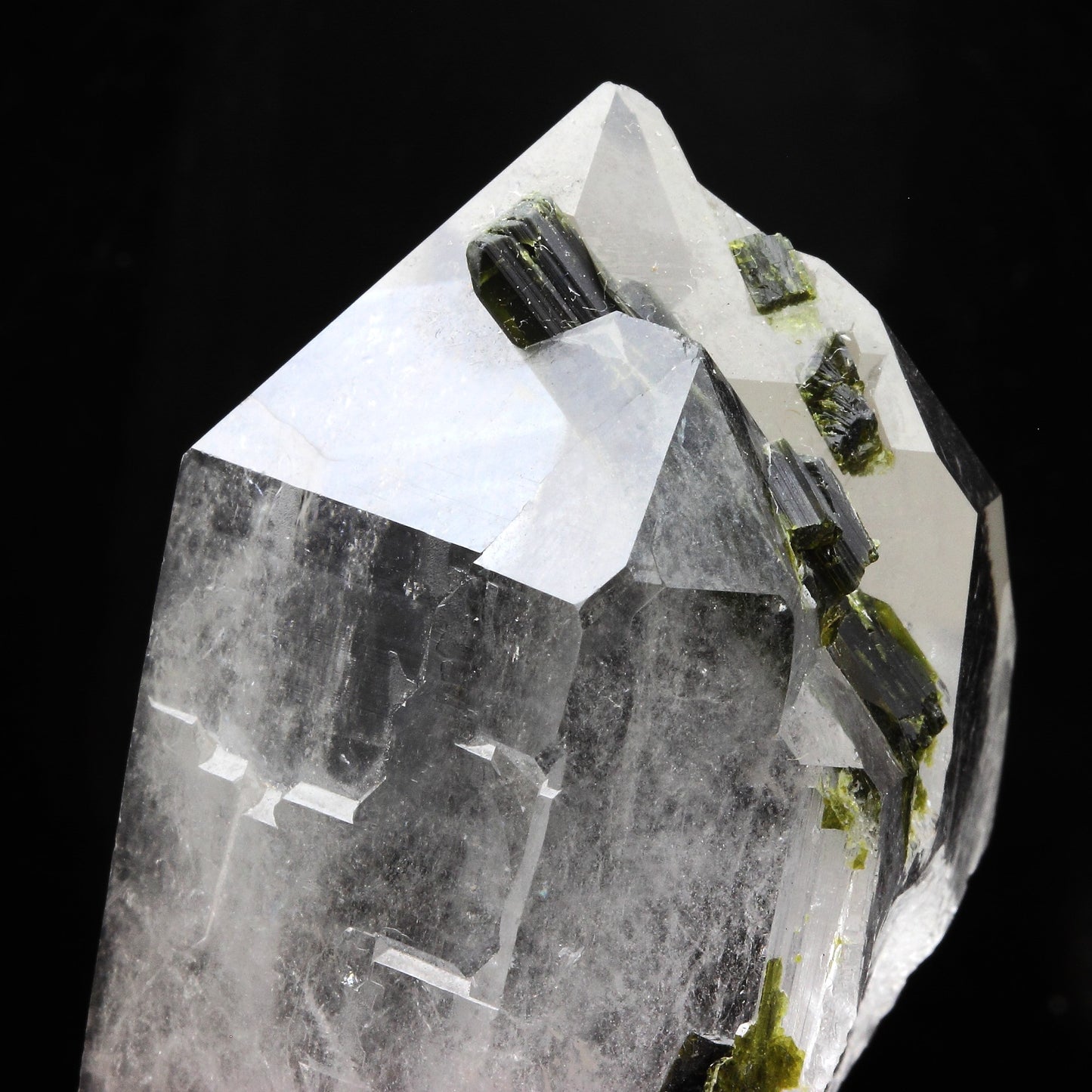 Quartz + Epidote. 450.5 carats. Caetité, Bahia, Brésil