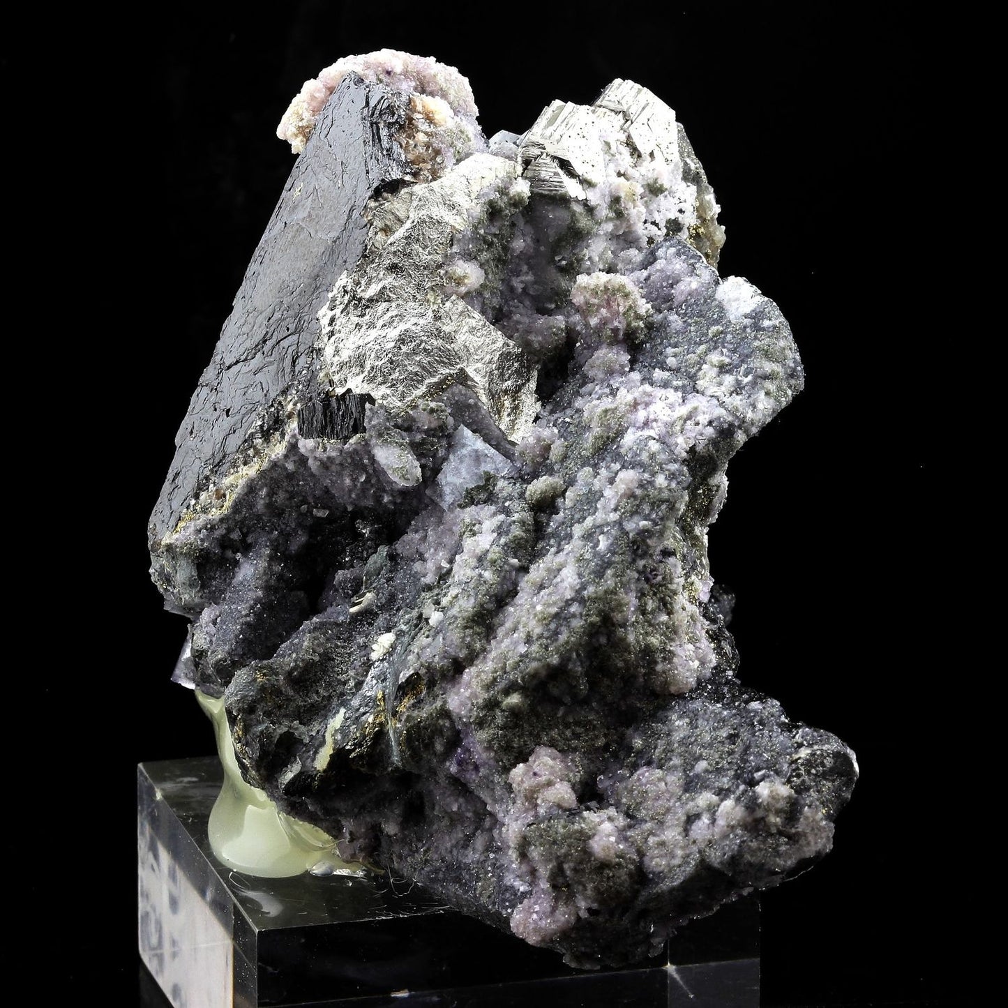 Wolframite, Quartz, Siderite, Pyrite. 3680.0 carats. En provenance de Panasqueira Mines, Covilhã, Portugal