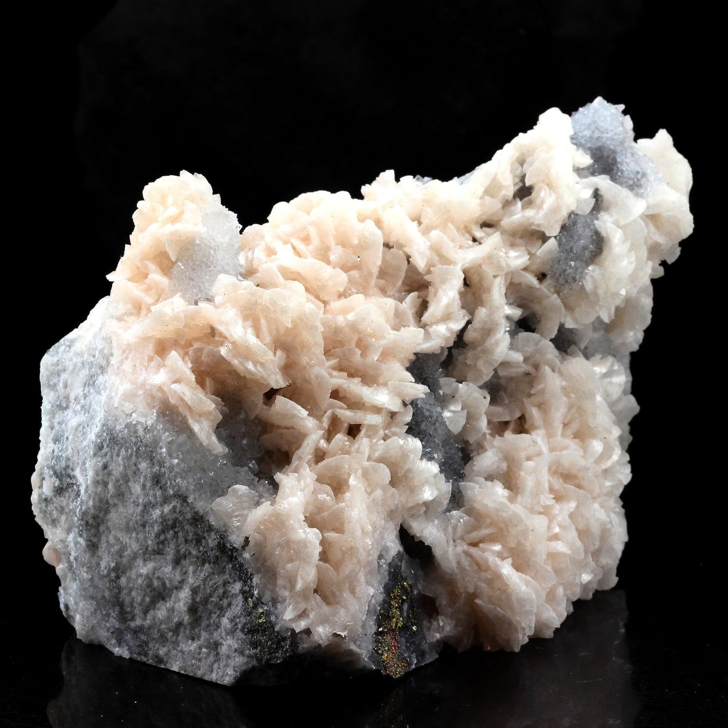 Dolomite, Chalcopyrite, Quartz. 3826.5 carats. Chine