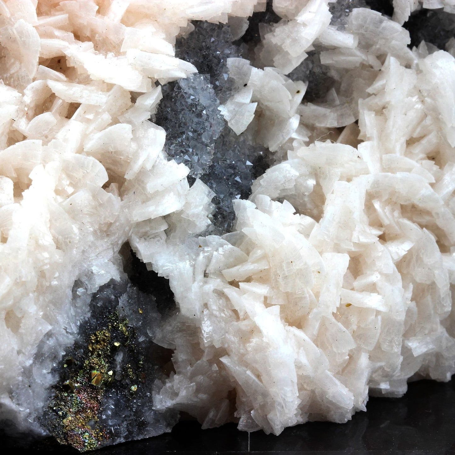 Dolomite, Chalcopyrite, Quartz. 3826.5 carats. Chine