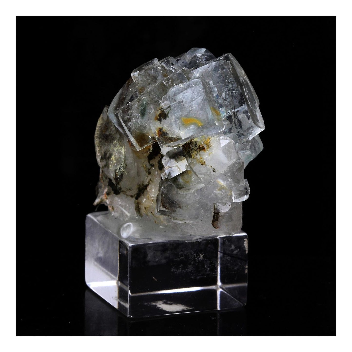 Fluorite + Quartz. 150.0 carats. Chine