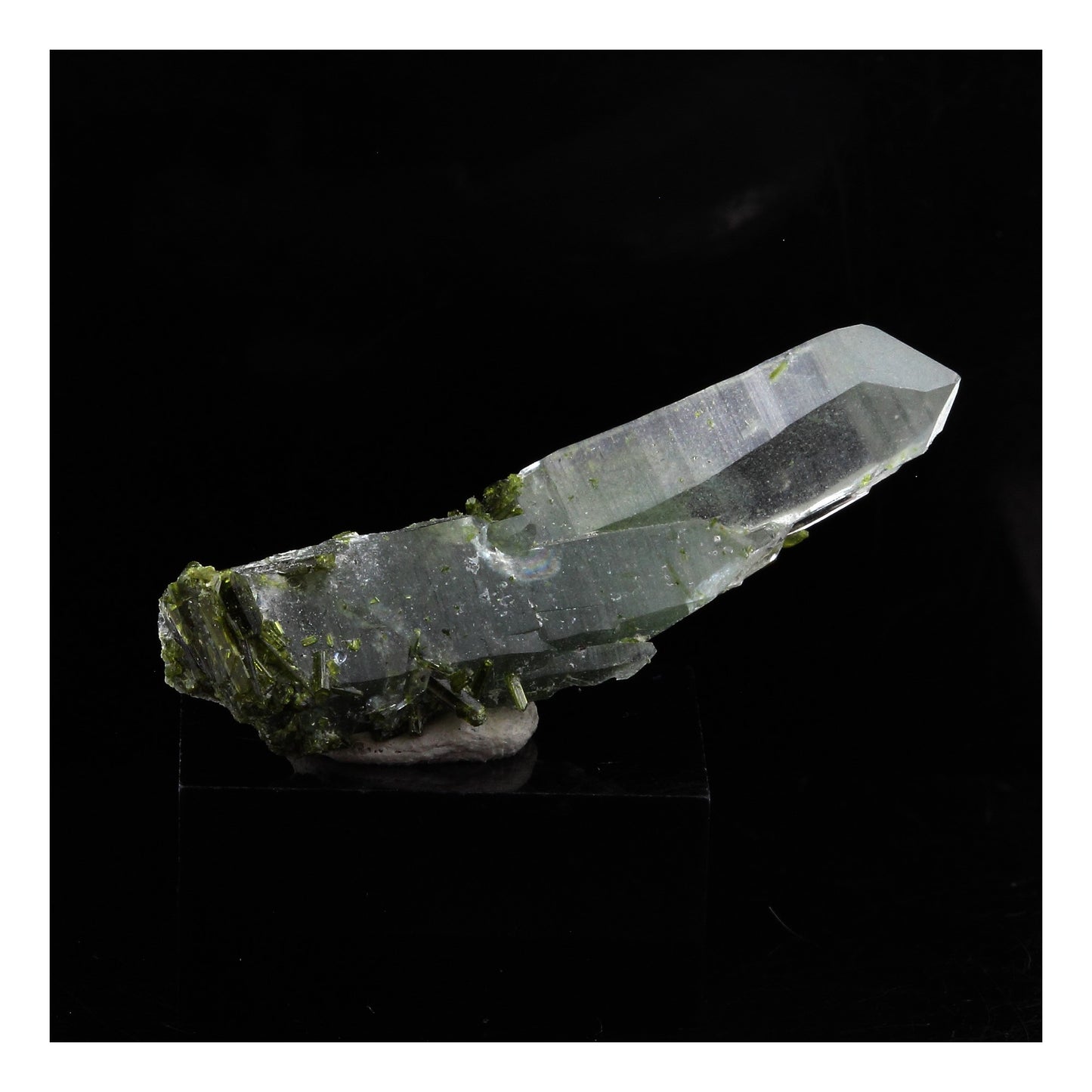 Epidote + Quartz. 16.0 carats. Le Cornillon, Bourg d'Oisans, France