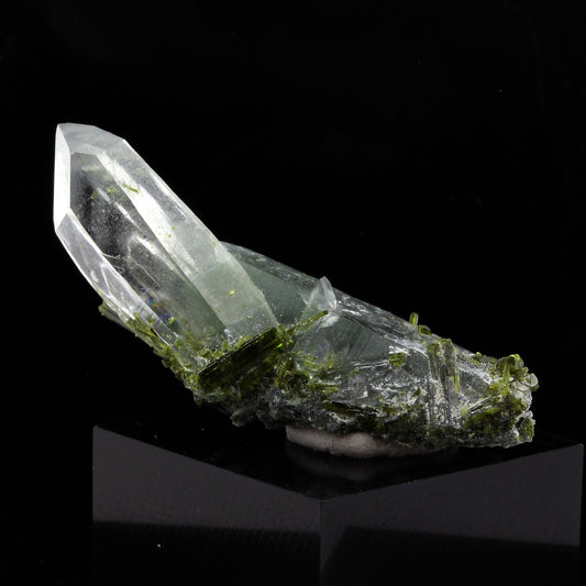 Epidote + Quartz. 16.0 carats. Le Cornillon, Bourg d'Oisans, France