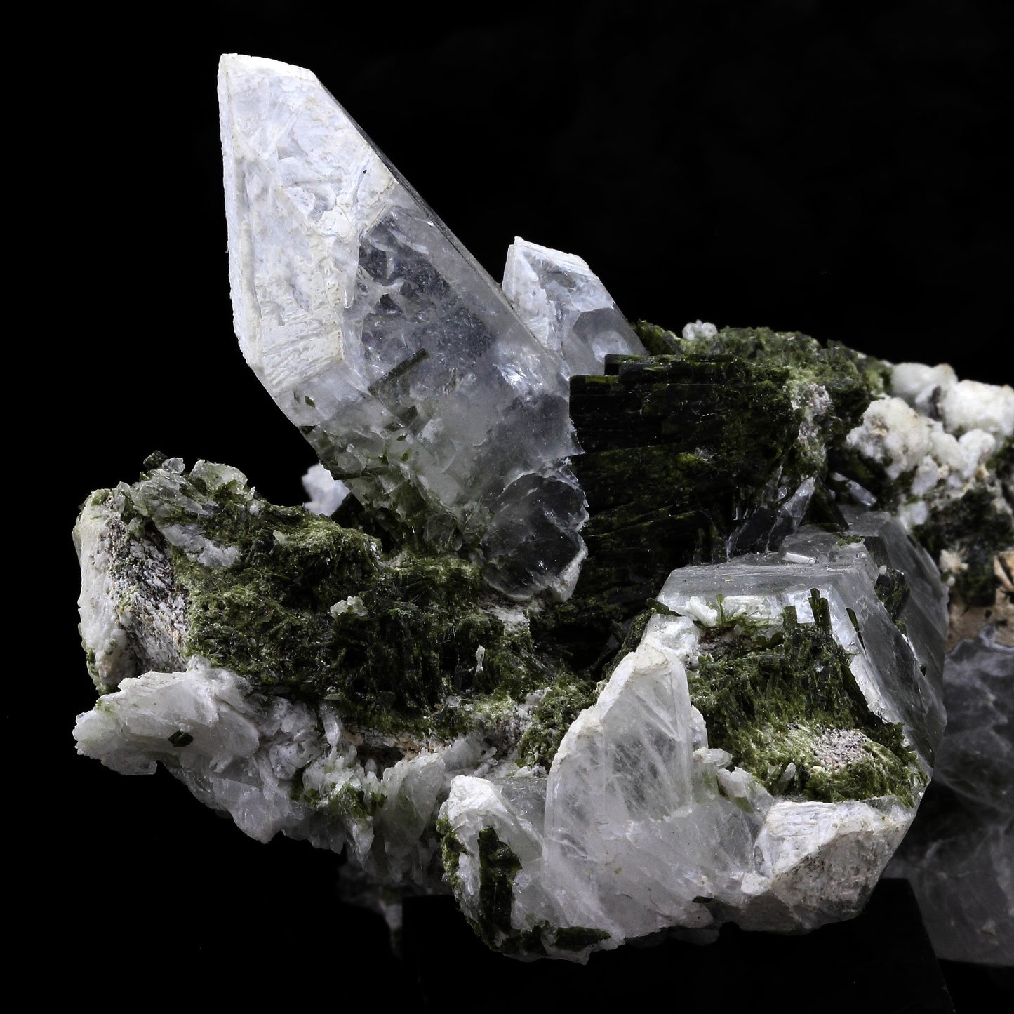 Epidote + Quartz. 1965.0 carats. Le Cornillon, Bourg d'Oisans, France