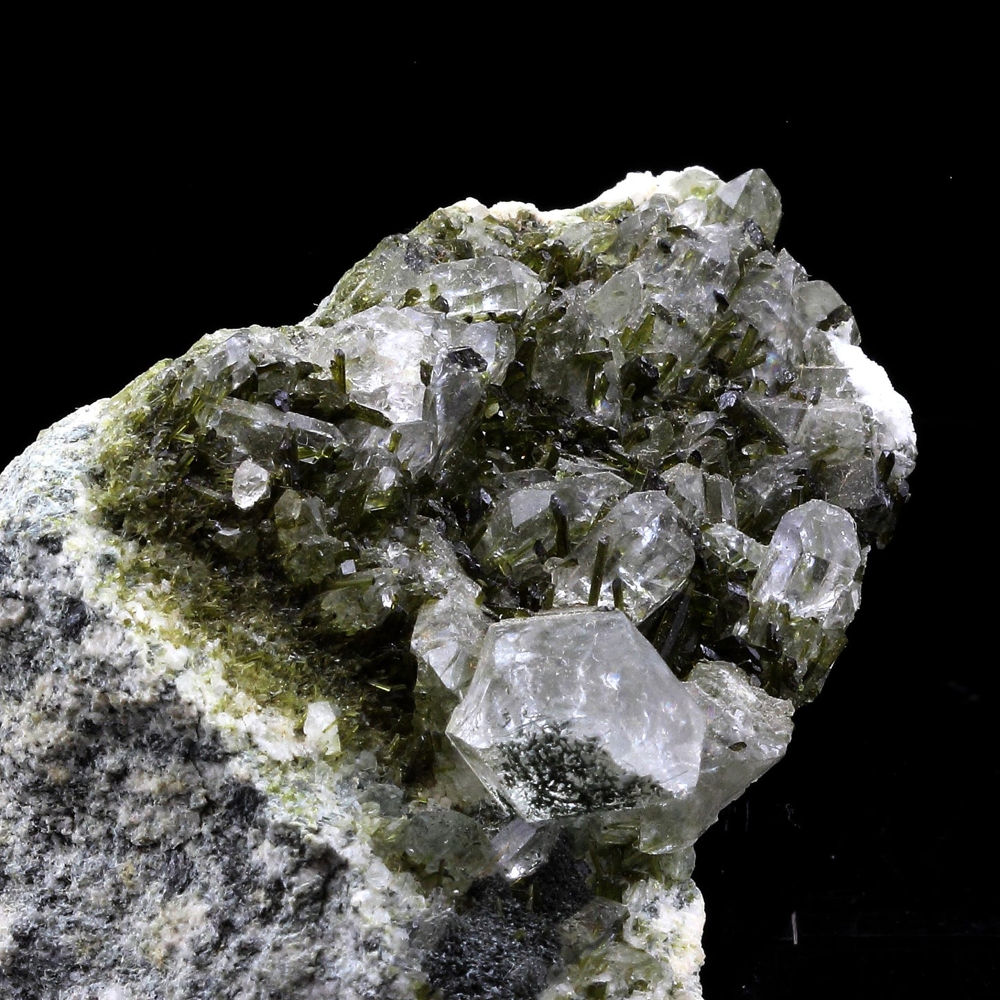 Quartz + Epidote. 495.0 carats. Cevins, Savoie, France