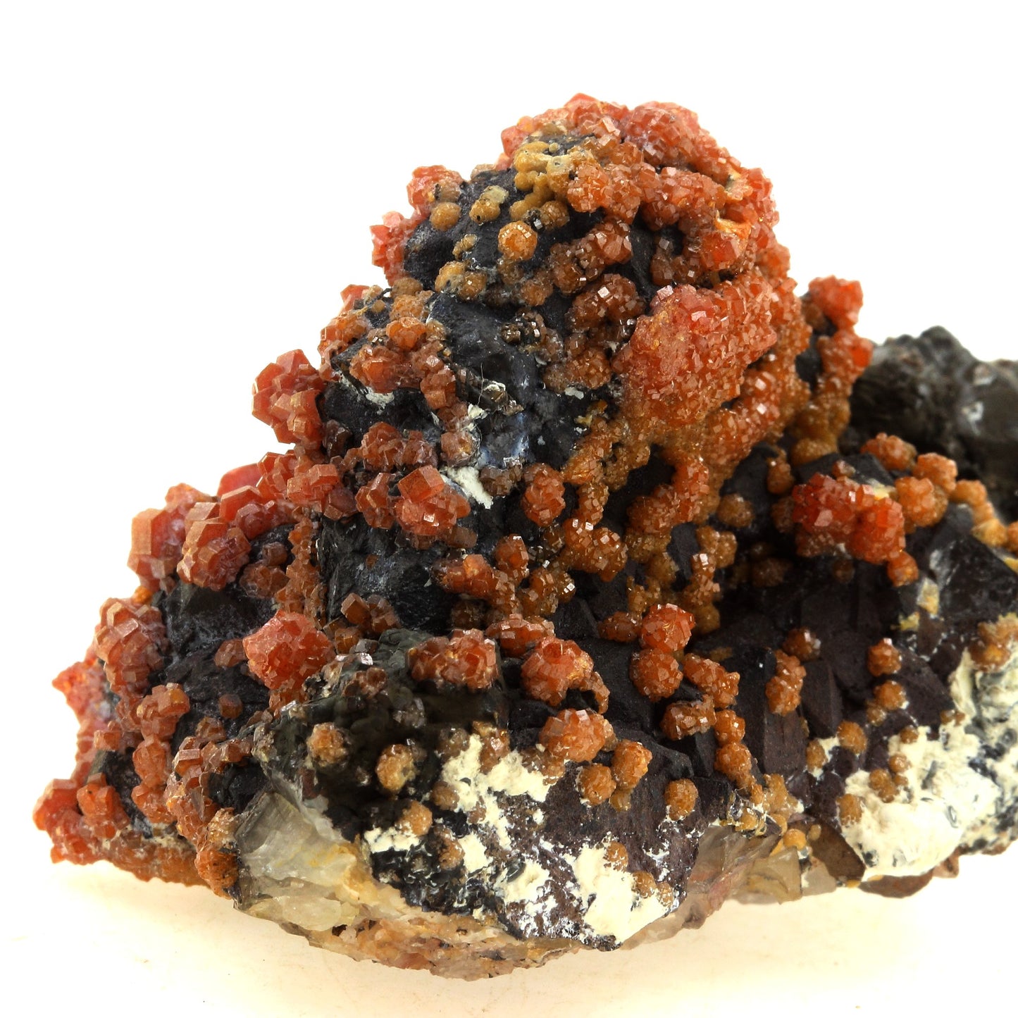 Vanadinite sur Quartz + Goethite. 694.0 carats. Taouz, Meknès-Tafilalet Region, Maroc