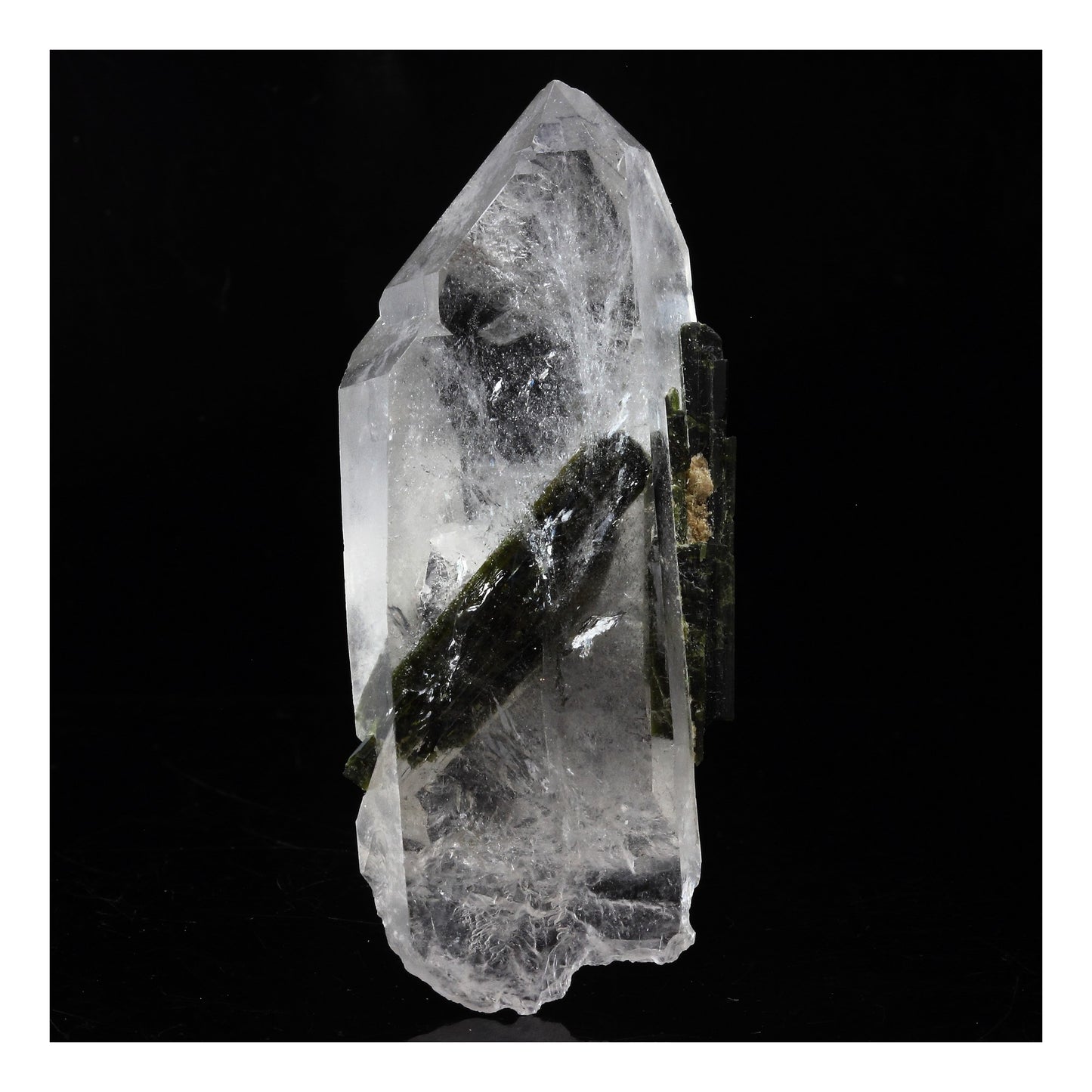 Quartz + Epidote. 145.0 carats. Caetité, Bahia, Brésil