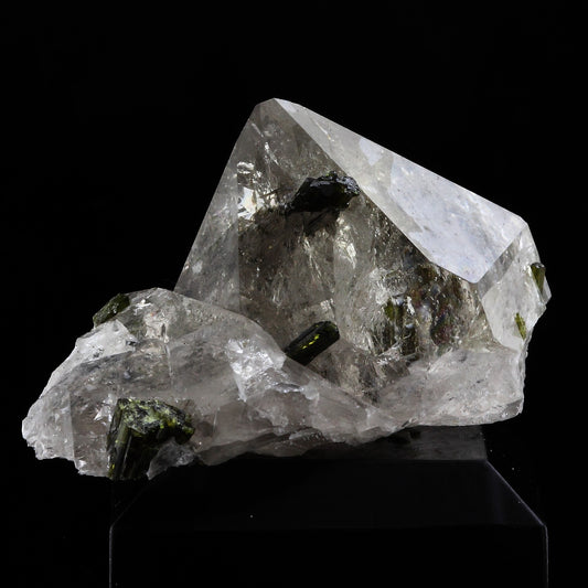 Quartz fumé + Epidote. 105.0 carats. Massif des Grandes Rousses, Isère, France