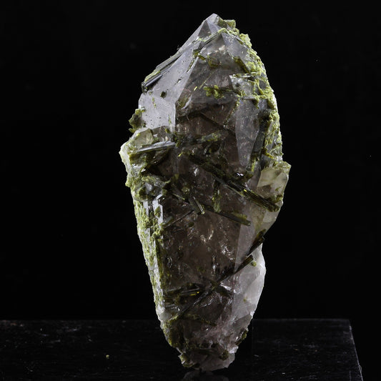 Quartz fumé + Epidote. 130.0 carats. Massif des Grandes Rousses, Isère, France