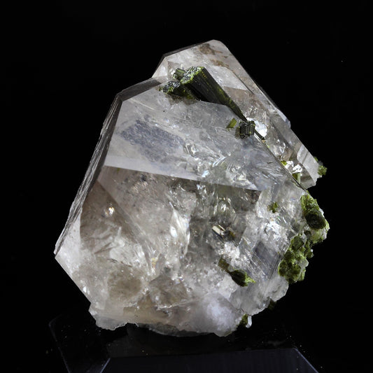 Quartz fumé + Epidote. 175.0 carats. Massif des Grandes Rousses, Isère, France