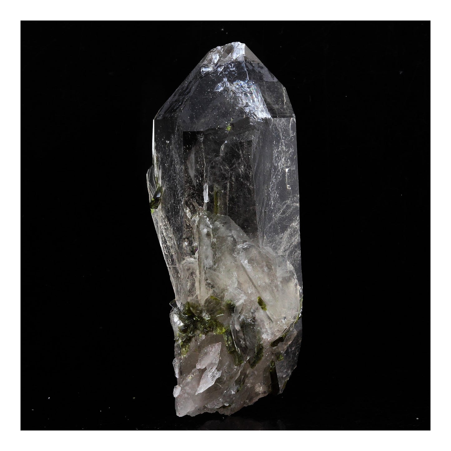 Quartz fumé + Epidote. 130.0 carats. Massif des Grandes Rousses, Isère, France