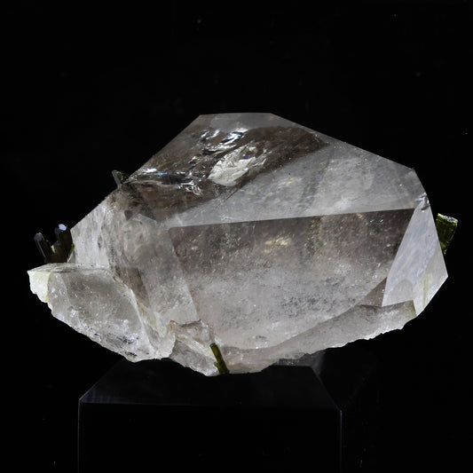 Quartz fumé + Epidote. 322.0 carats. Massif des Grandes Rousses, Isère, France