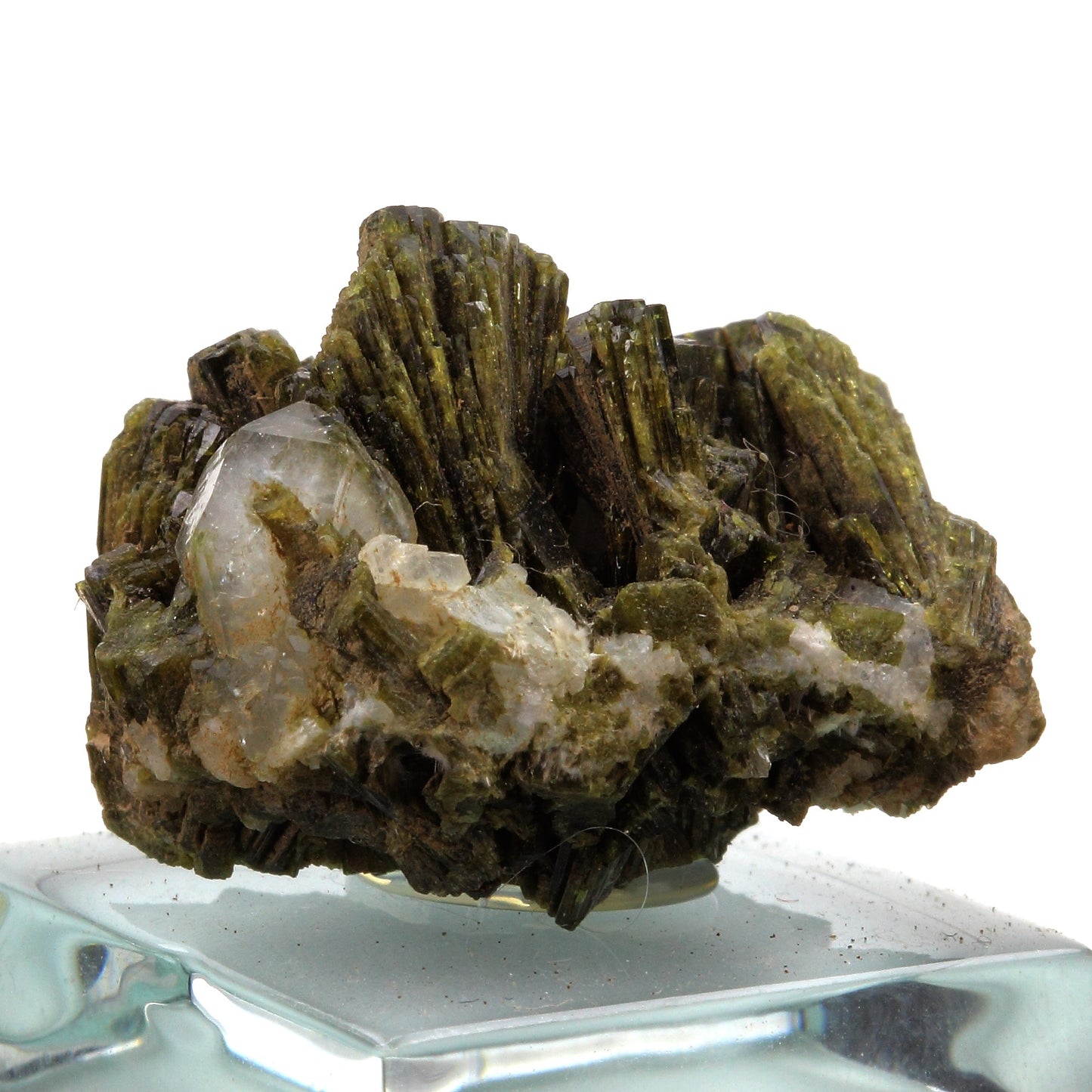 Epidote + Quartz. 115.0 carats. Cornillon, Bourg d'Oisans, France